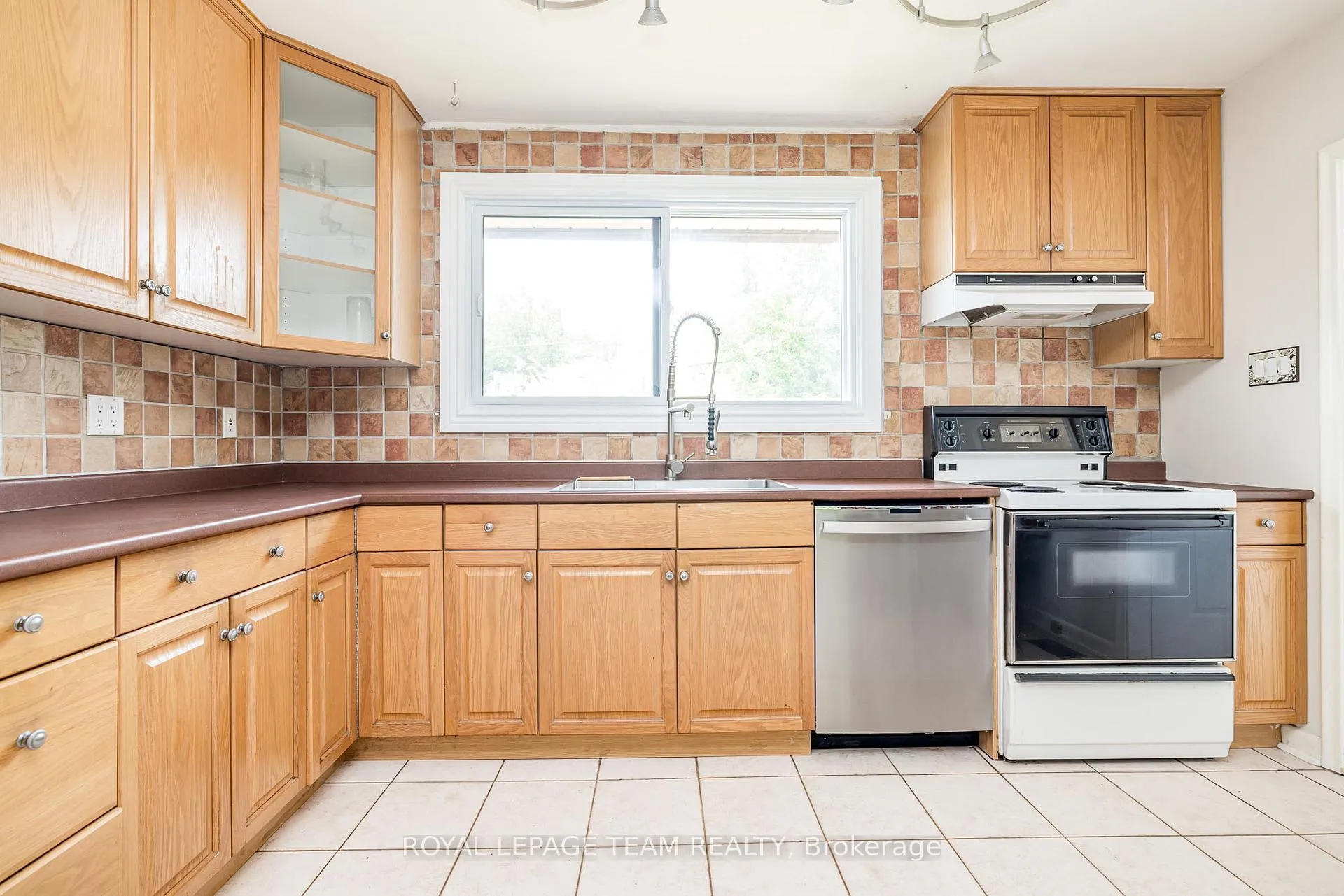 Photo 10 of 2740 Moncton Road, Ottawa, Queensway Terrace North — HOMEH