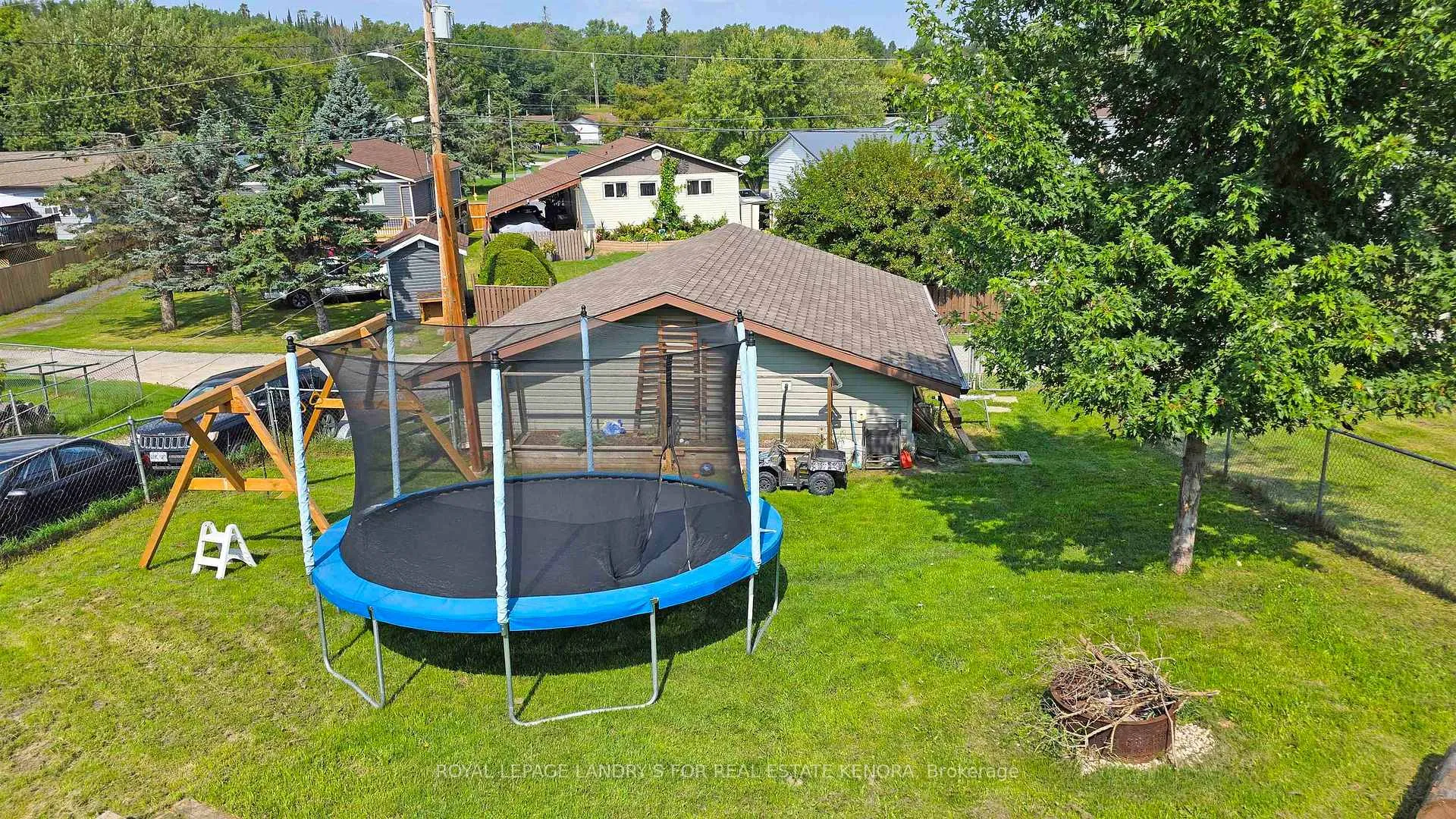 Photo 16 of 912 Ninth Street, Kenora, Evergreen — HOMEH