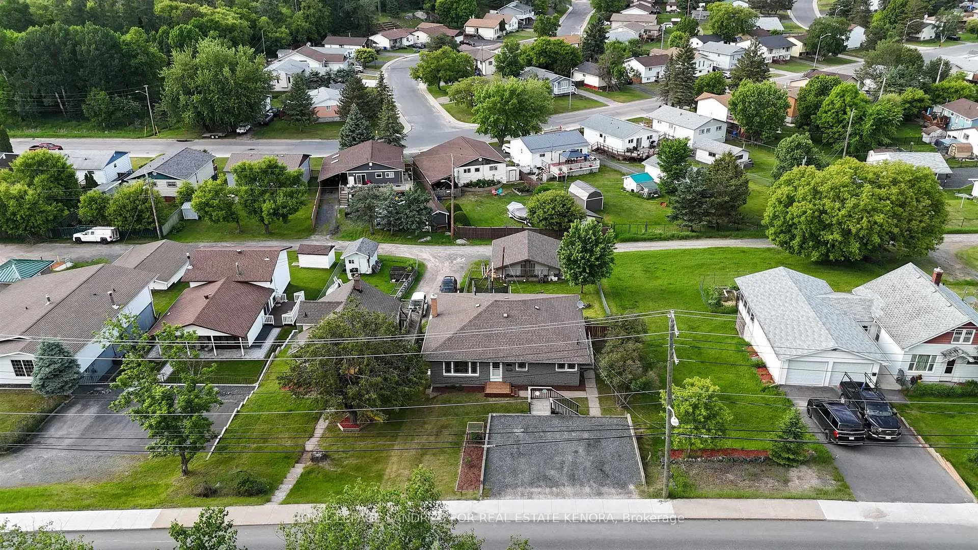 Photo 20 of 912 Ninth Street, Kenora, Evergreen — HOMEH