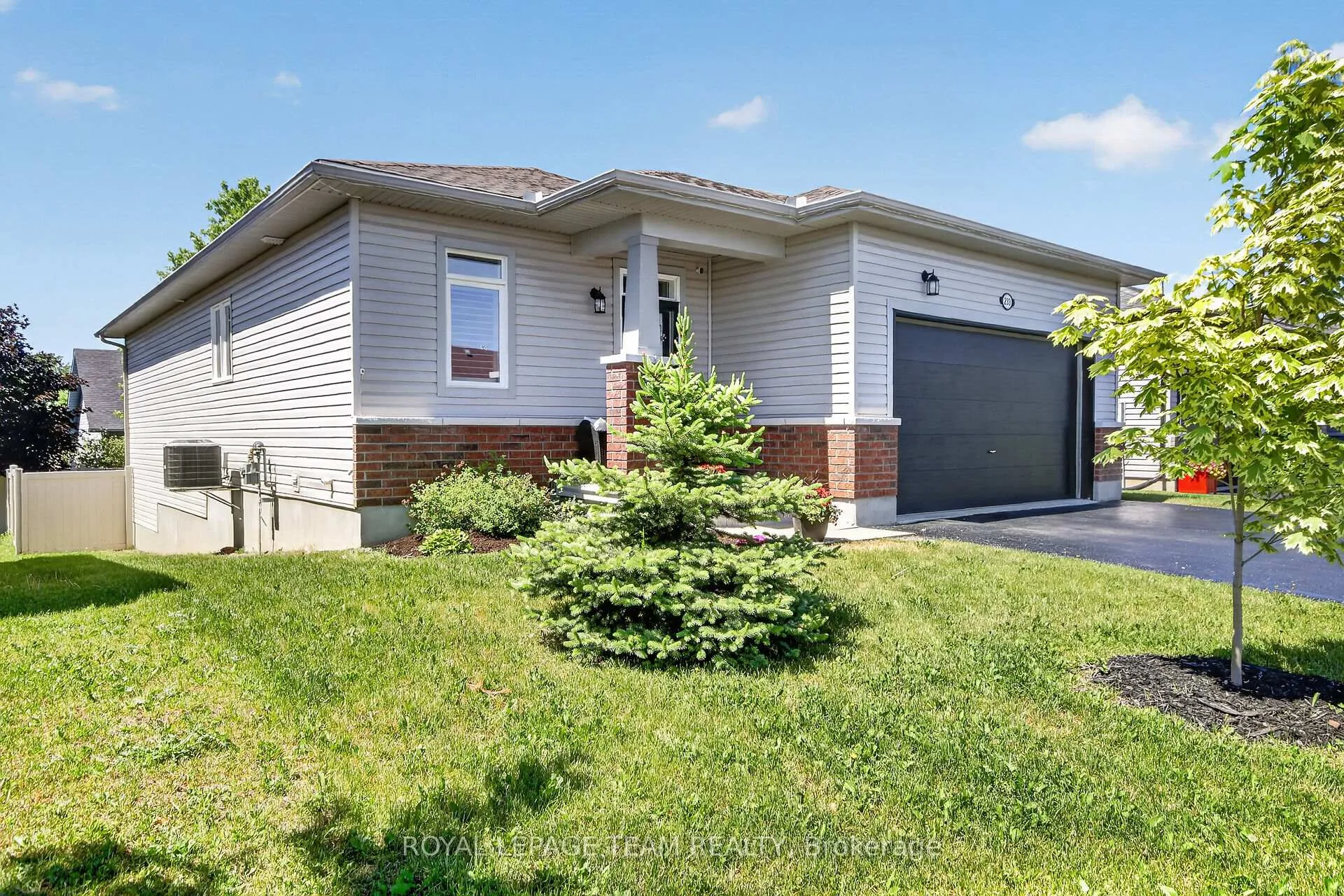 Photo 2 of 233 Edey Street, Arnprior, Arnprior — HOMEH
