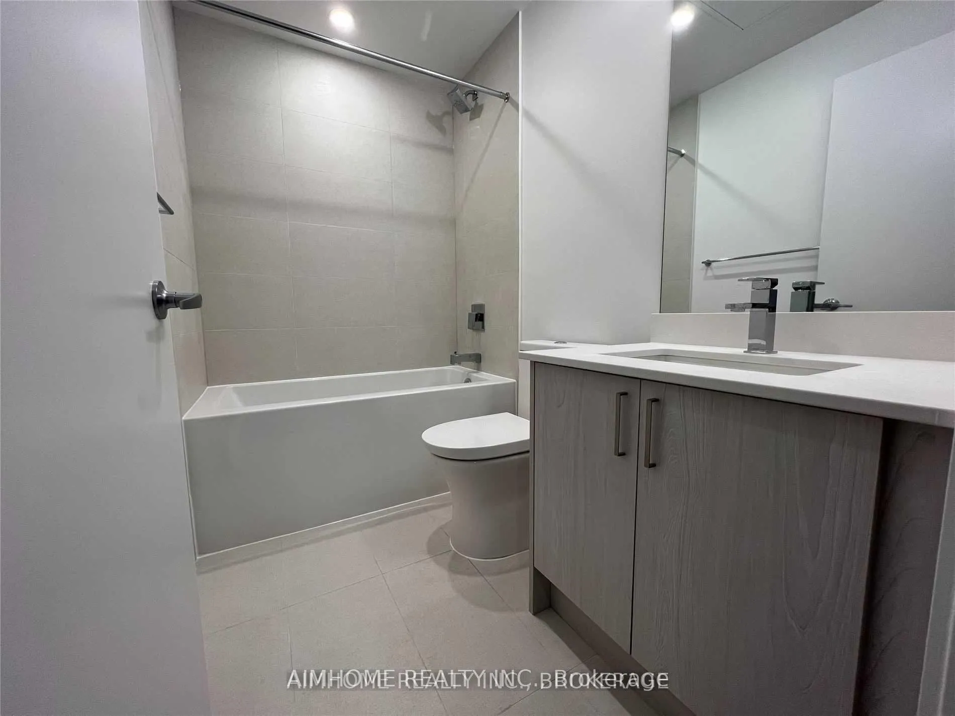 Photo 4 of Unit 603, 1 Cardiff Road, Toronto, Mount Pleasant East — HOMEH
