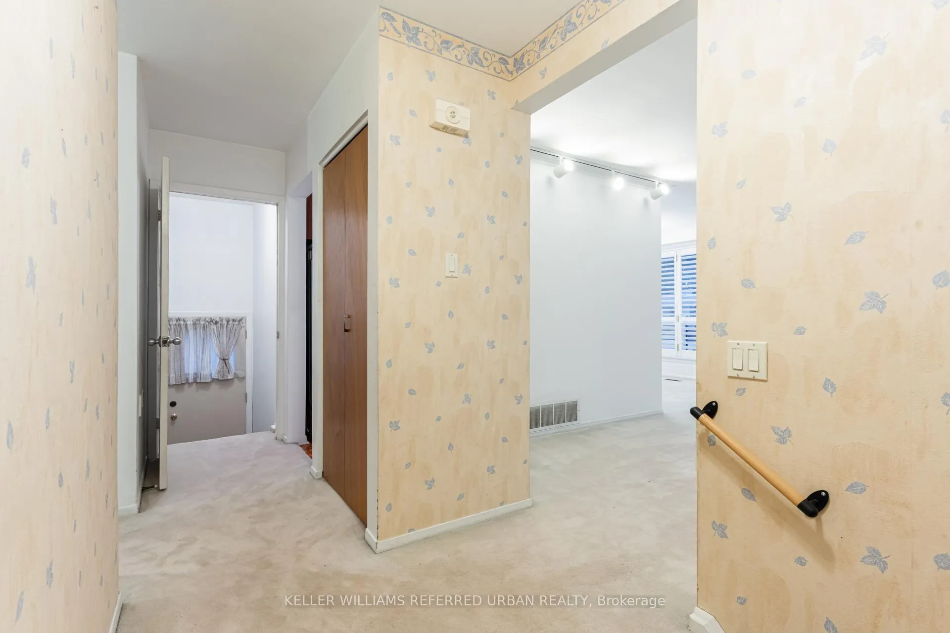 Photo 4 of 1636 Robillard Road, Mississauga, Clarkson — HOMEH