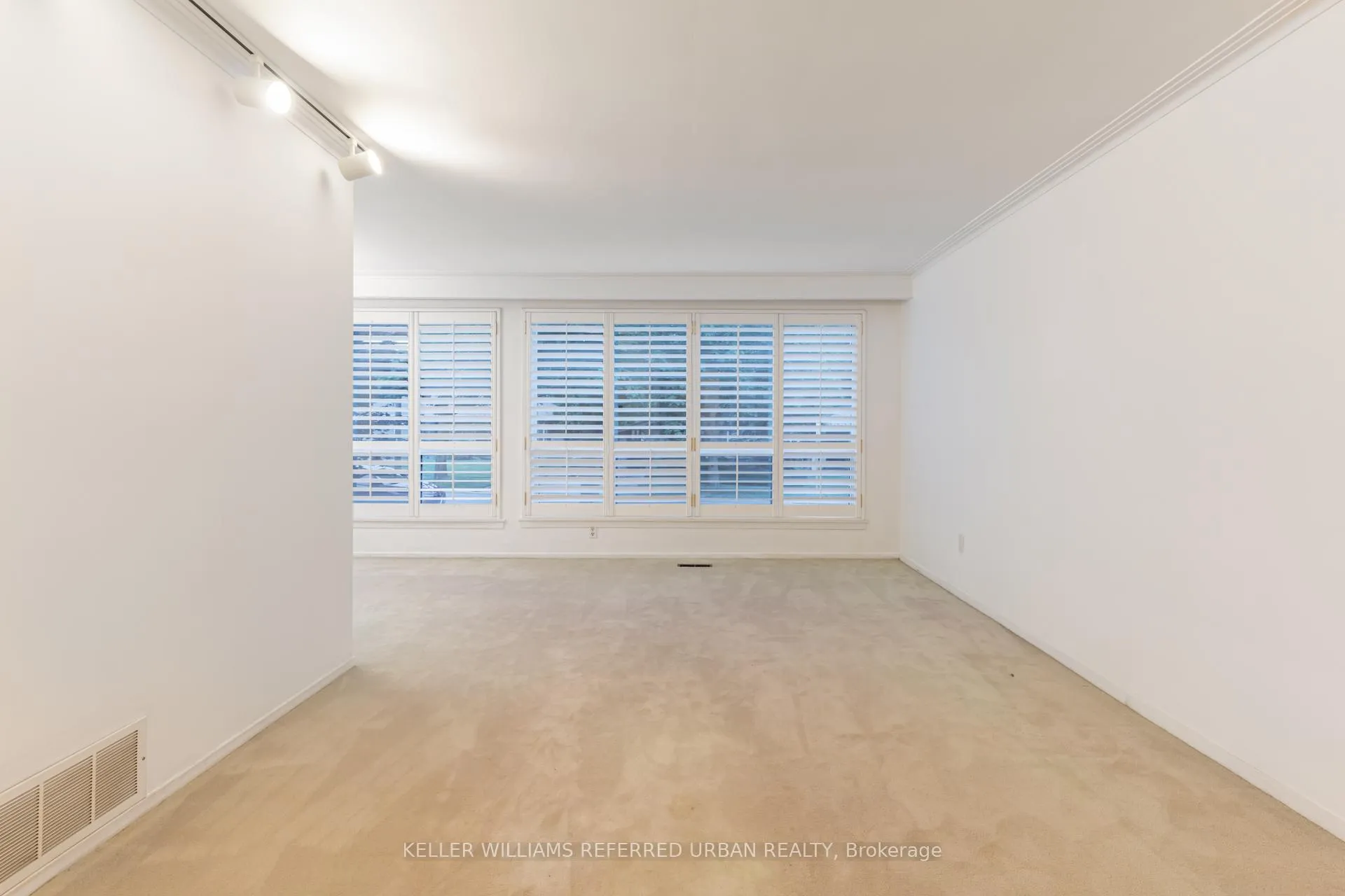 Photo 5 of 1636 Robillard Road, Mississauga, Clarkson — HOMEH