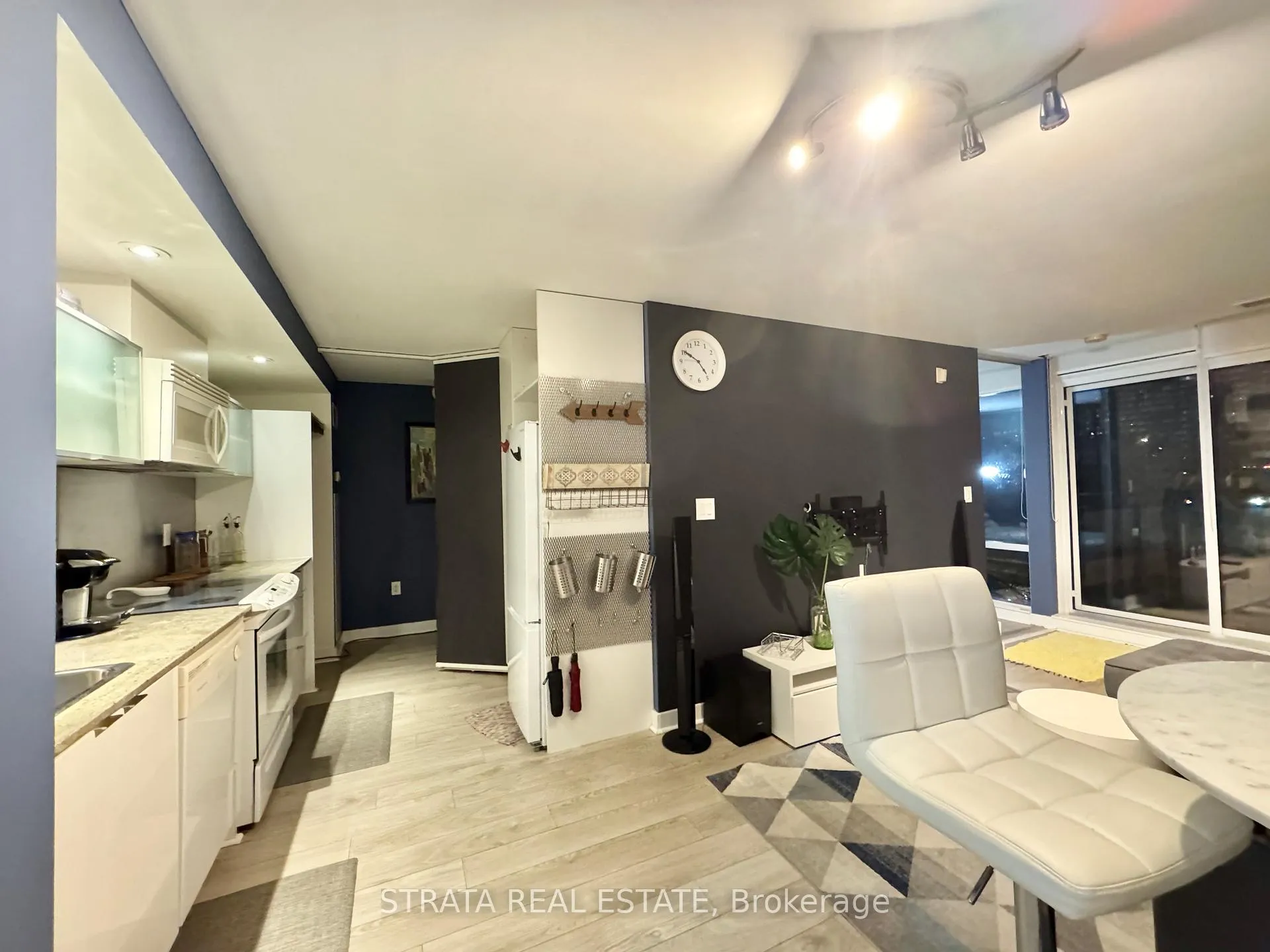 Photo 5 of Unit 206, 4K Spadina Avenue, Toronto, Waterfront Communities — HOMEH
