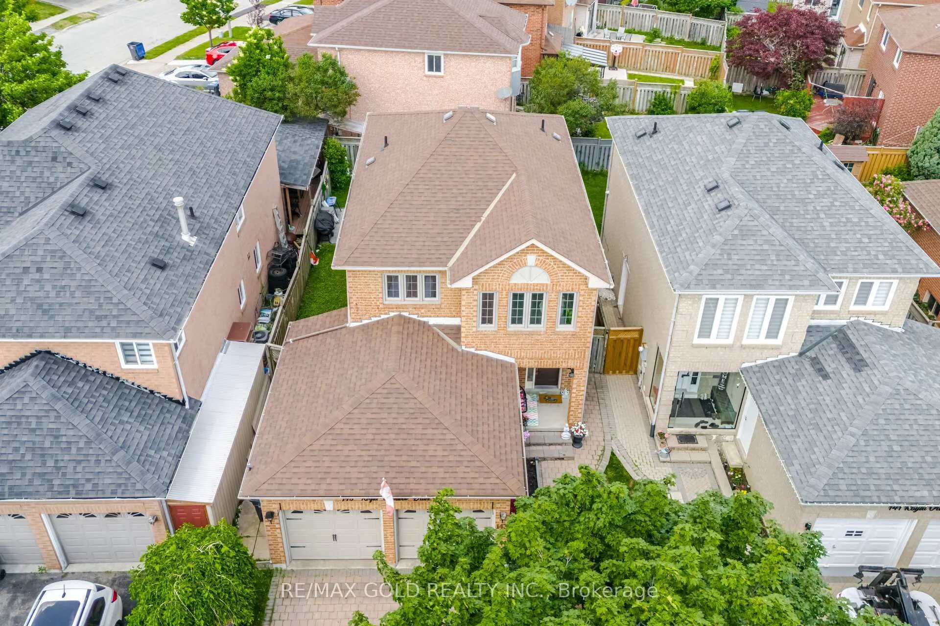 Photo 3 of 143 Royal Orchard Drive, Brampton, Brampton West — HOMEH