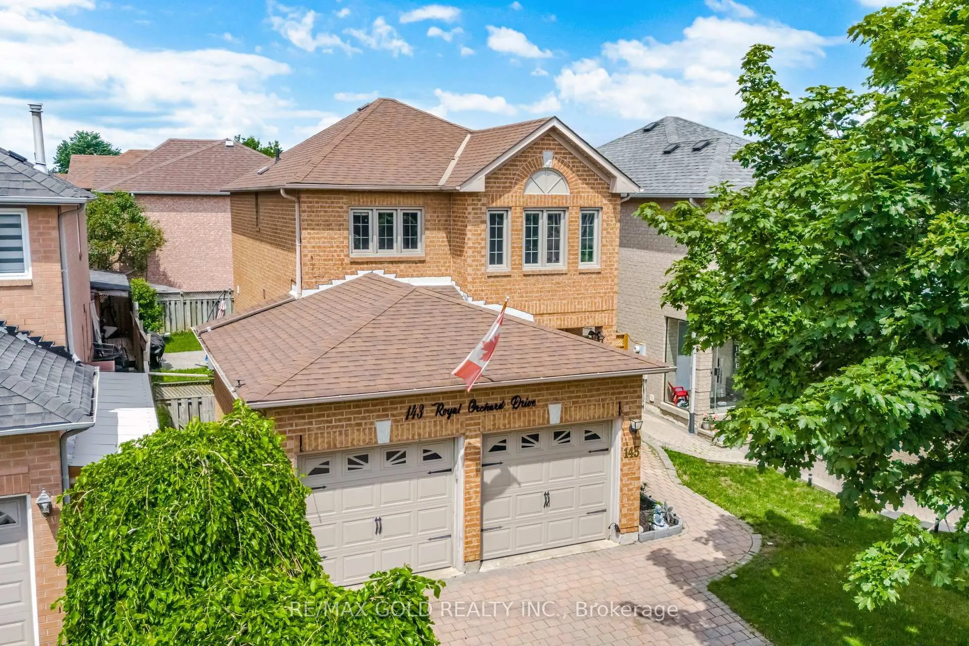Photo 4 of 143 Royal Orchard Drive, Brampton, Brampton West — HOMEH