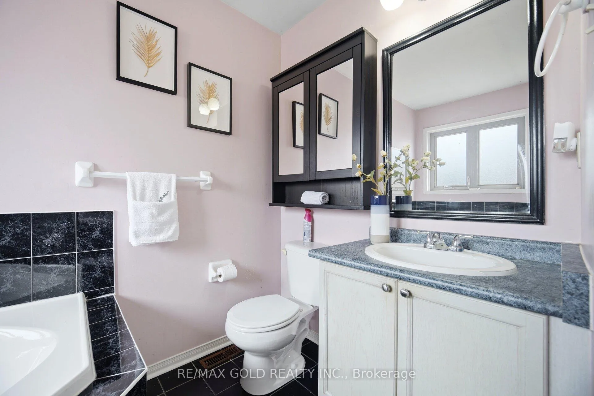 Photo 25 of 143 Royal Orchard Drive, Brampton, Brampton West — HOMEH