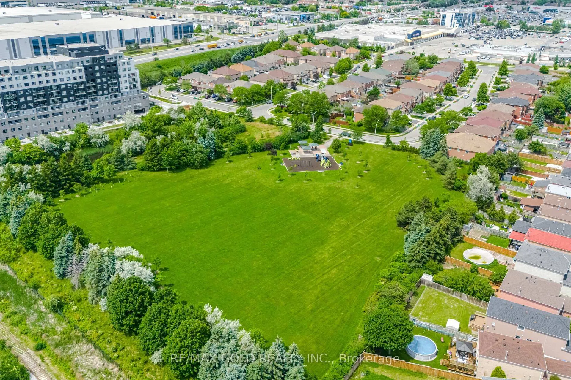 Photo 44 of 143 Royal Orchard Drive, Brampton, Brampton West — HOMEH