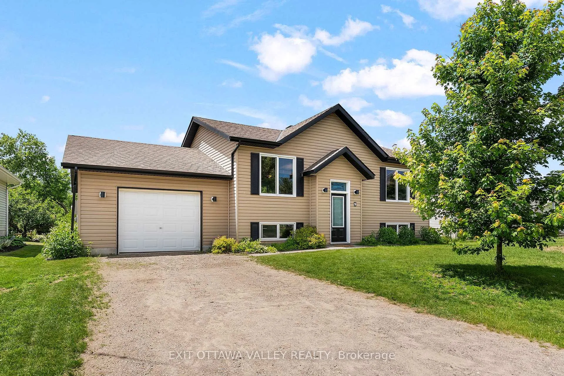 Photo 2 of 9 Minto Street, Whitewater Region, Beachburg — HOMEH