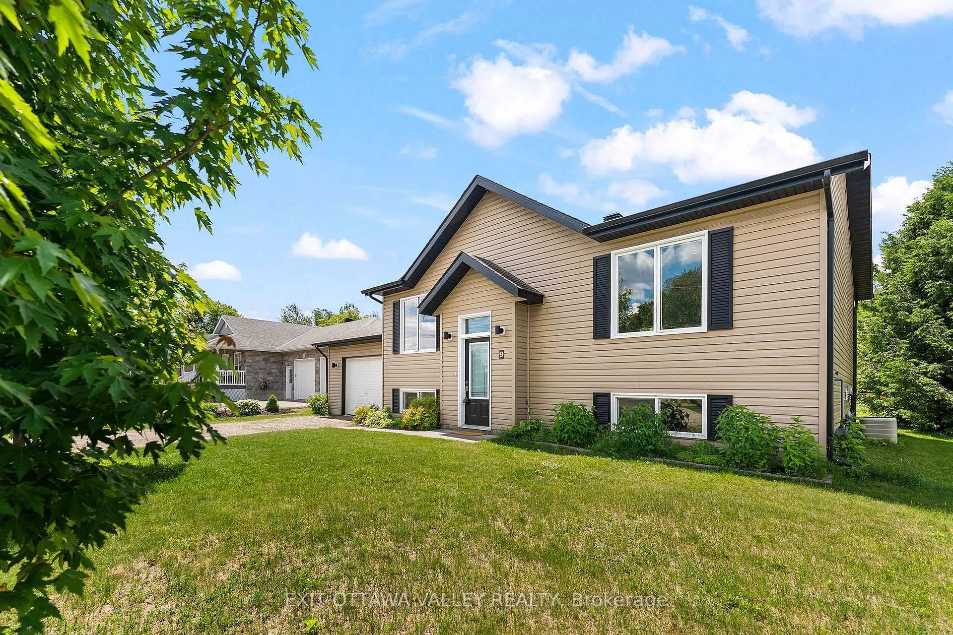 Photo 3 of 9 Minto Street, Whitewater Region, Beachburg — HOMEH