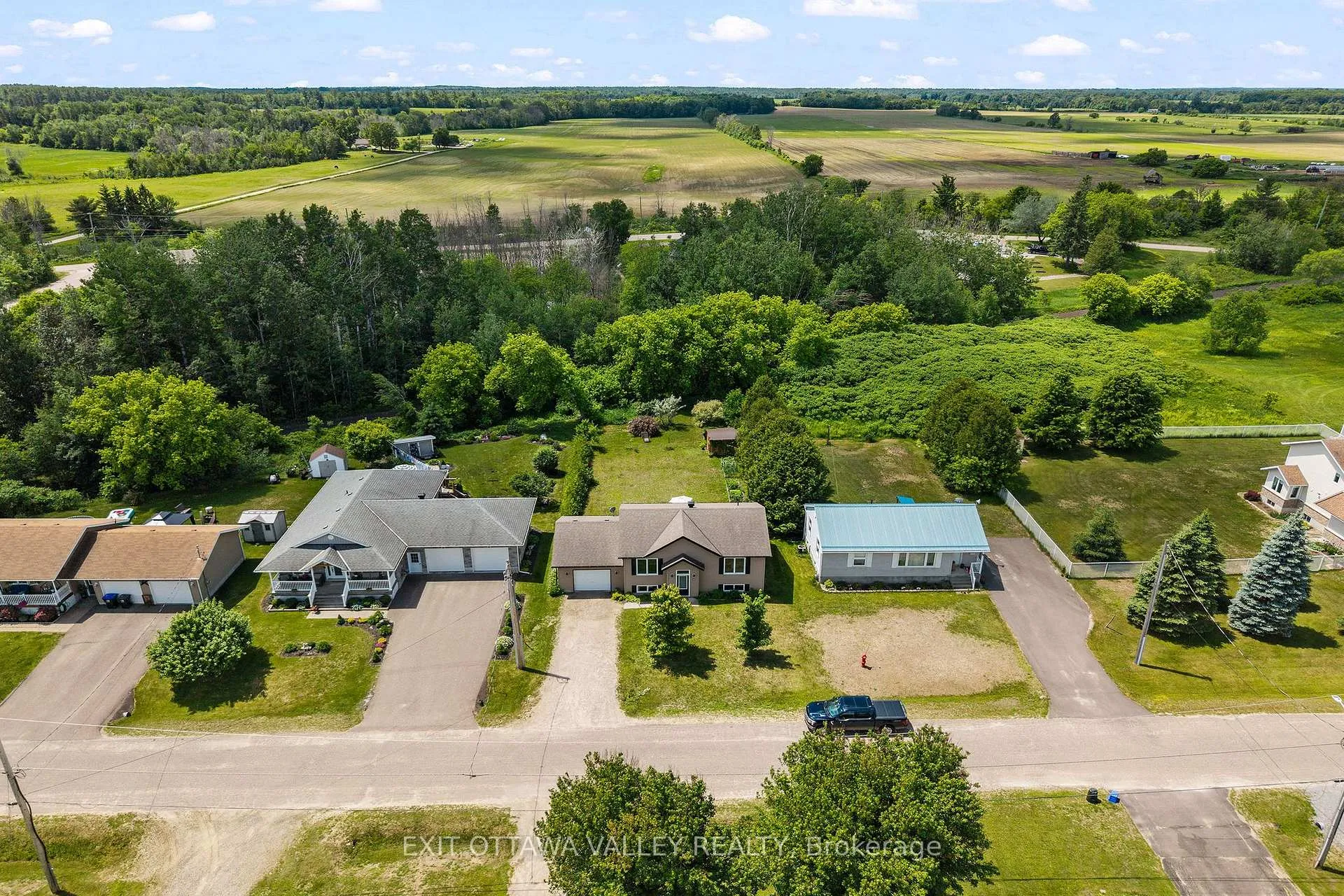 Photo 4 of 9 Minto Street, Whitewater Region, Beachburg — HOMEH