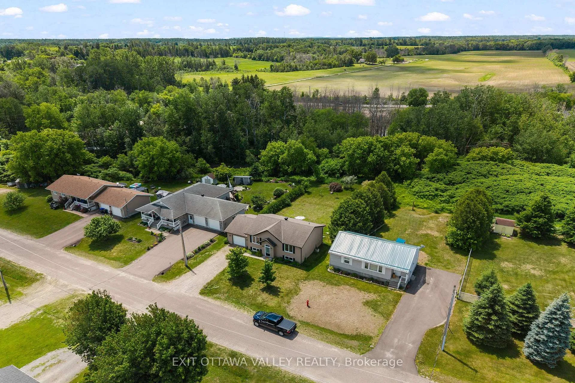 Photo 6 of 9 Minto Street, Whitewater Region, Beachburg — HOMEH