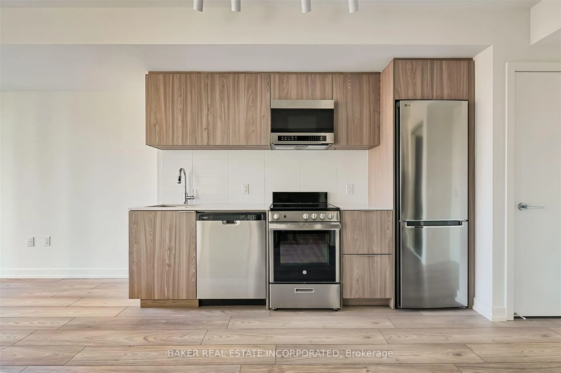 Photo 3 of Unit 706, 223 Redpath Avenue, Toronto, Mount Pleasant West — HOMEH