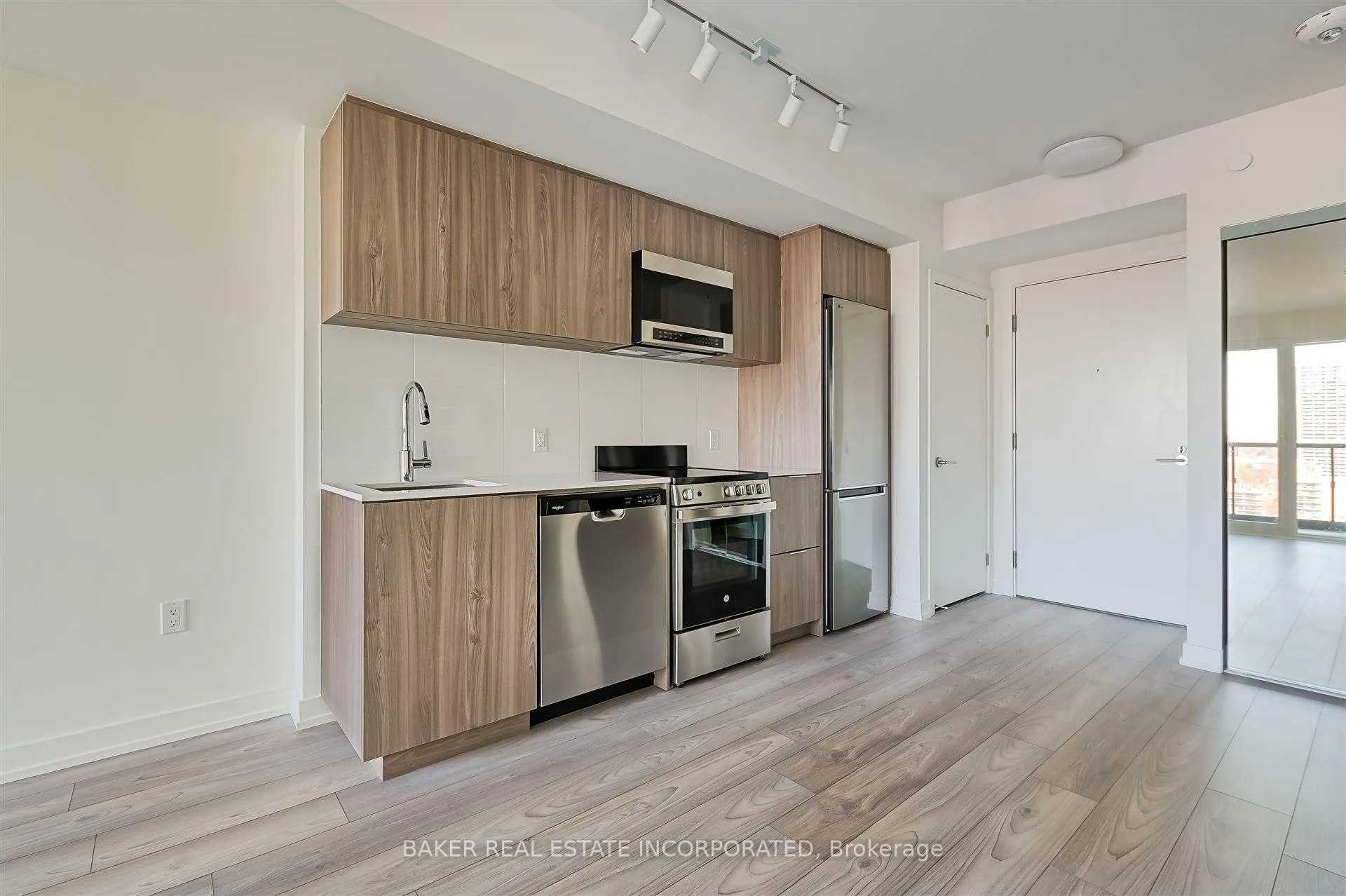 Photo 4 of Unit 706, 223 Redpath Avenue, Toronto, Mount Pleasant West — HOMEH