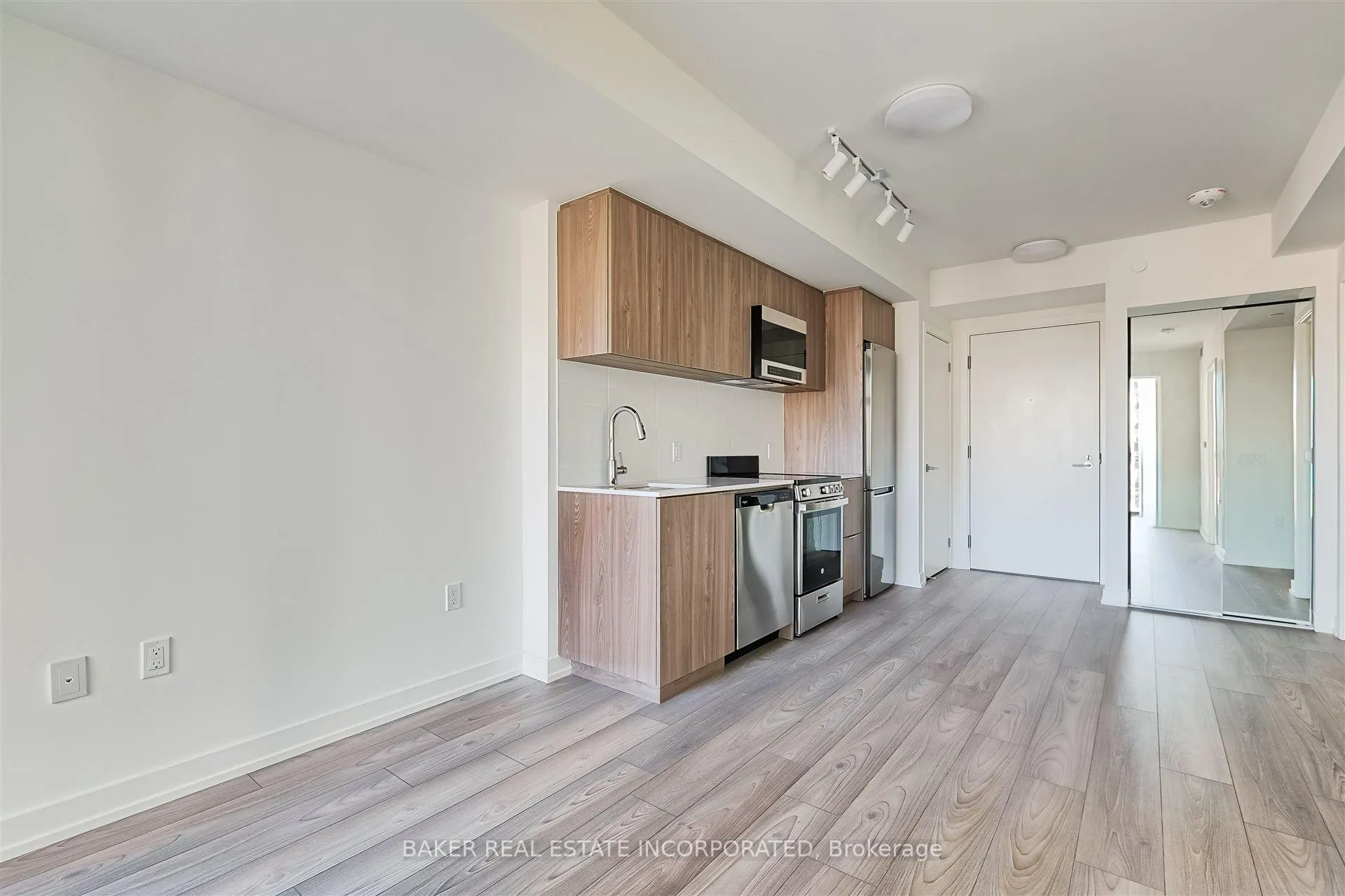 Photo 6 of Unit 706, 223 Redpath Avenue, Toronto, Mount Pleasant West — HOMEH