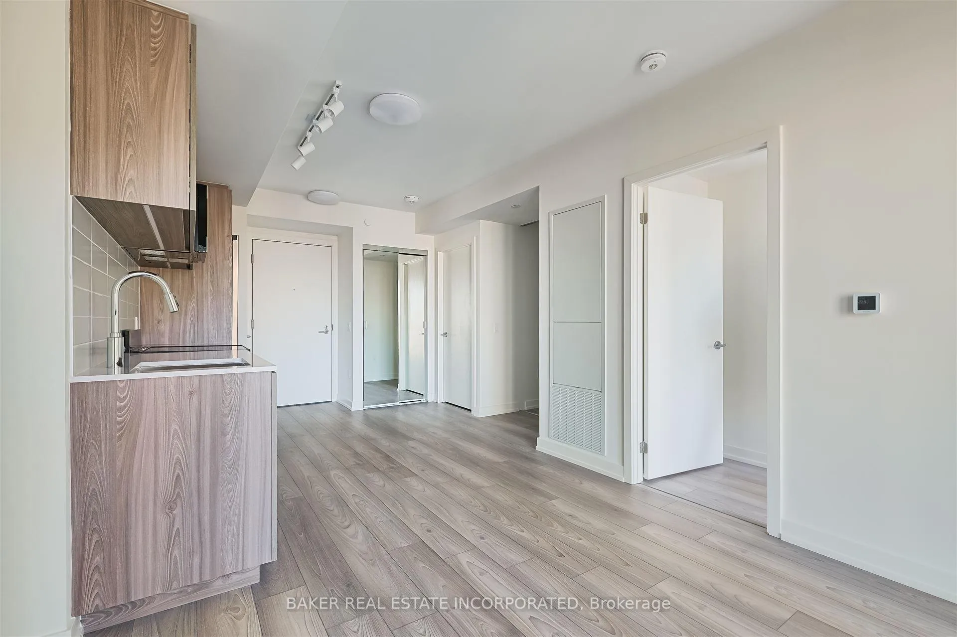 Photo 7 of Unit 706, 223 Redpath Avenue, Toronto, Mount Pleasant West — HOMEH