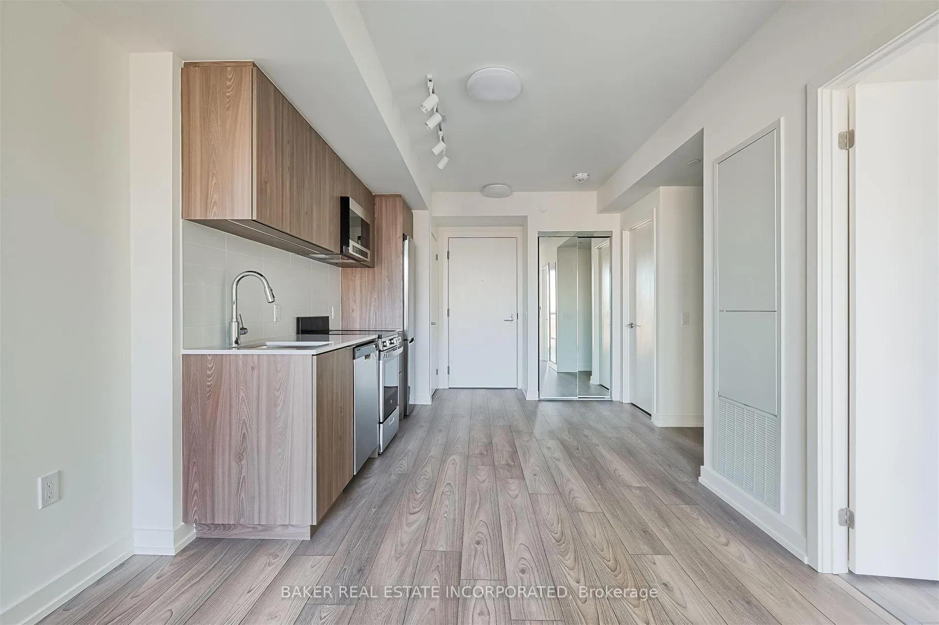Photo 8 of Unit 706, 223 Redpath Avenue, Toronto, Mount Pleasant West — HOMEH