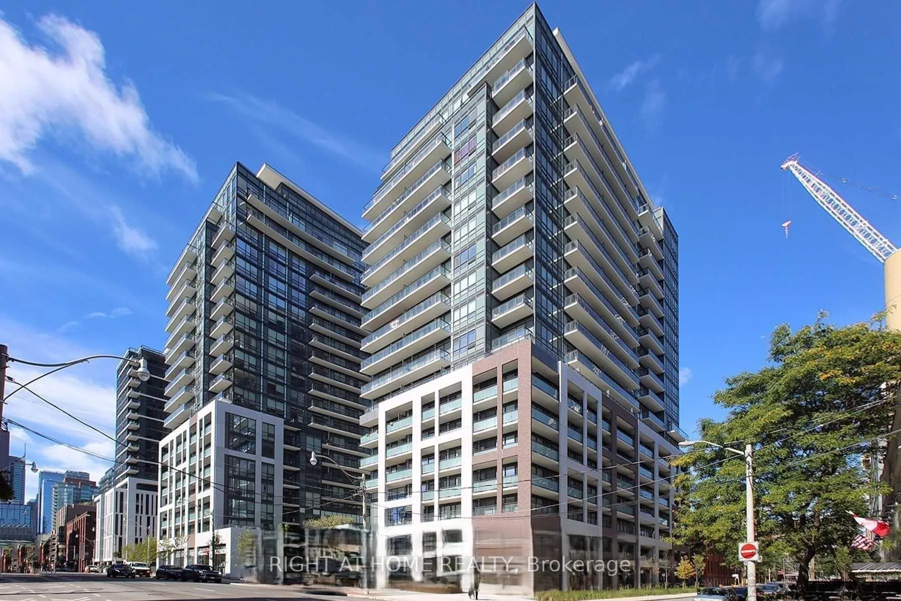 Front of Unit 1123, 460 Adelaide Street E