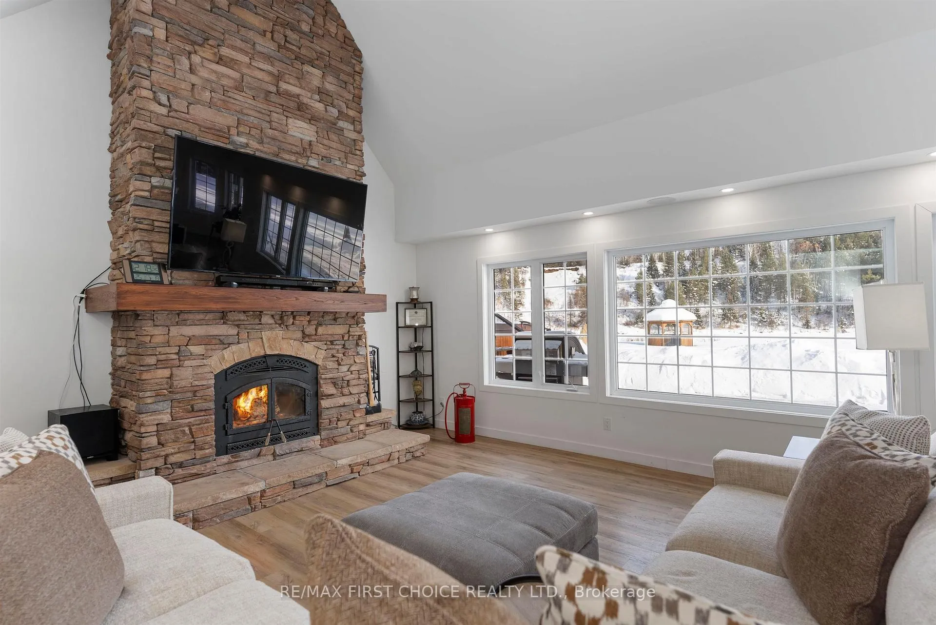 Photo 2 of 1009 Riverdale Road, Thunder Bay, Riverdale Road — HOMEH