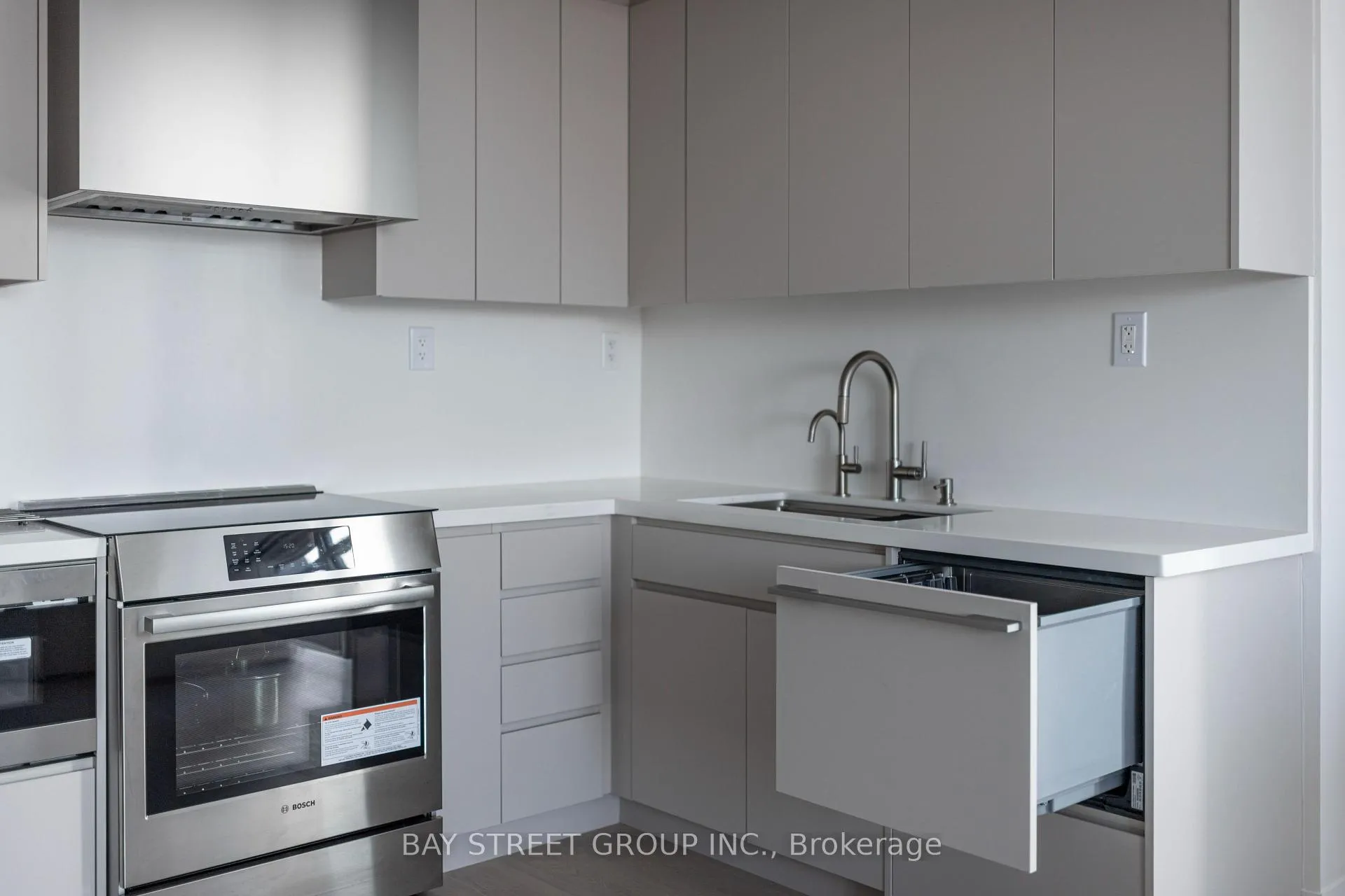 Photo 6 of Unit 2209, 121 Mcmahon Drive, North York, Bayview Village — HOMEH