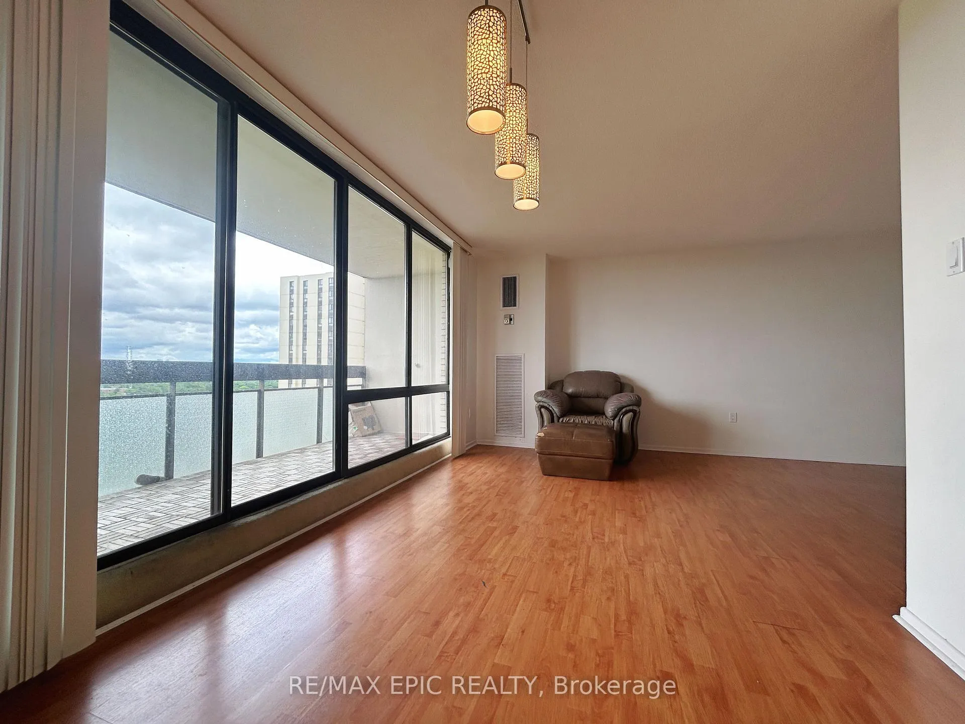 Photo 5 of Unit 908, 350 Seneca Hill Drive, North York, Don Valley Village — HOMEH