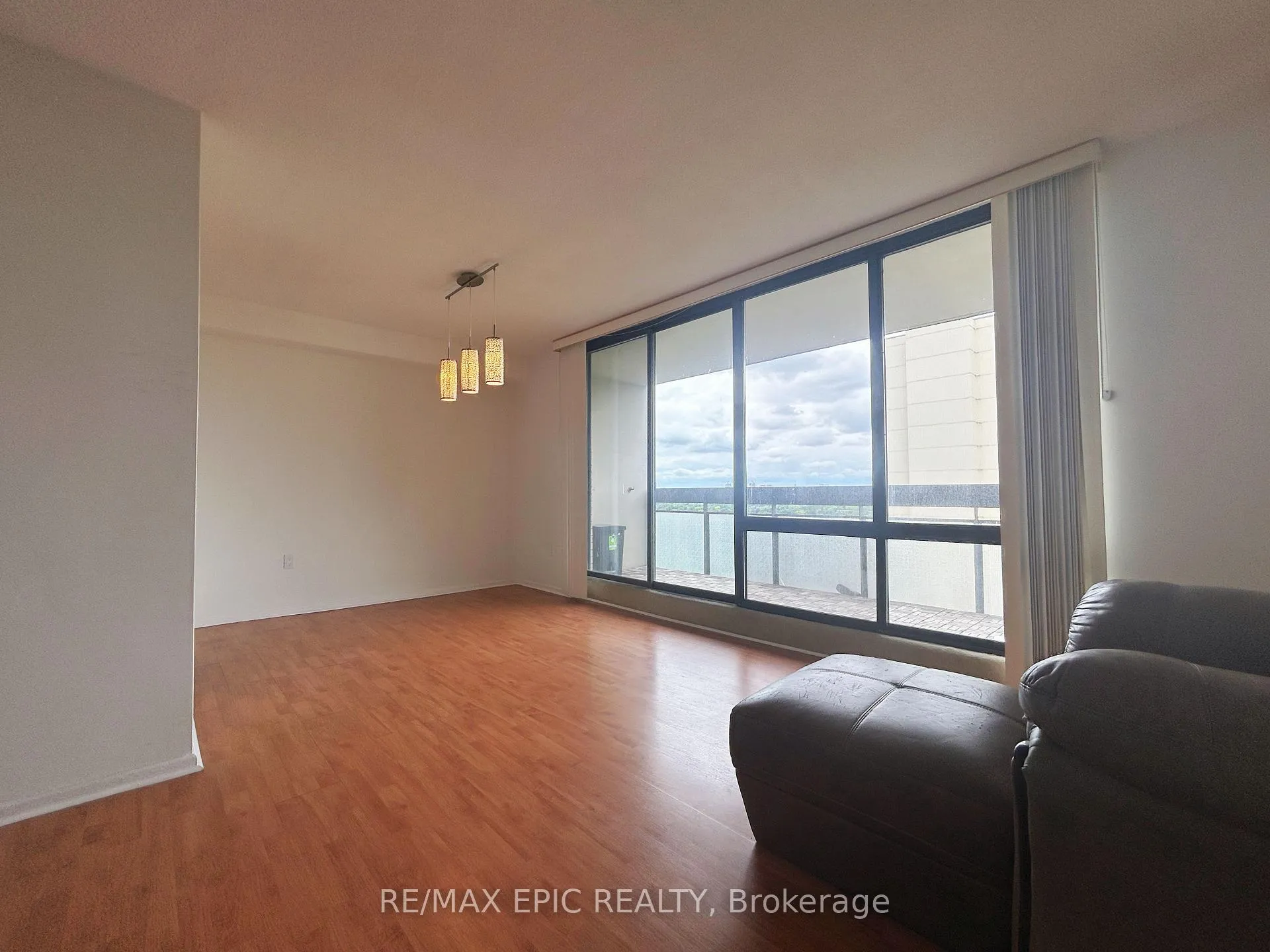 Photo 6 of Unit 908, 350 Seneca Hill Drive, North York, Don Valley Village — HOMEH