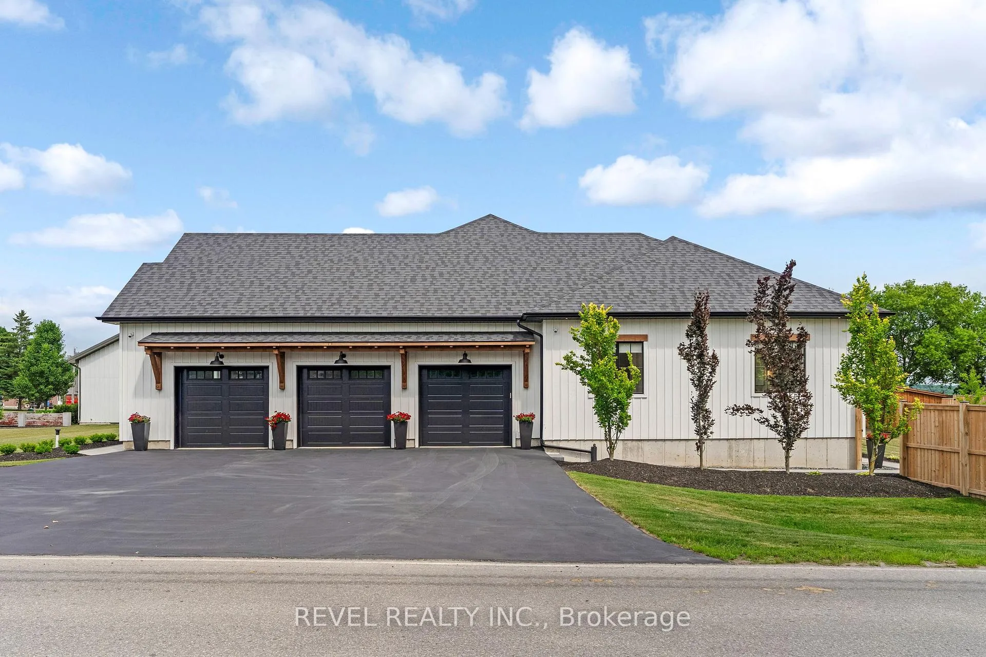 Photo 3 of 4678 Lobsinger Line, Wellesley — HOMEH