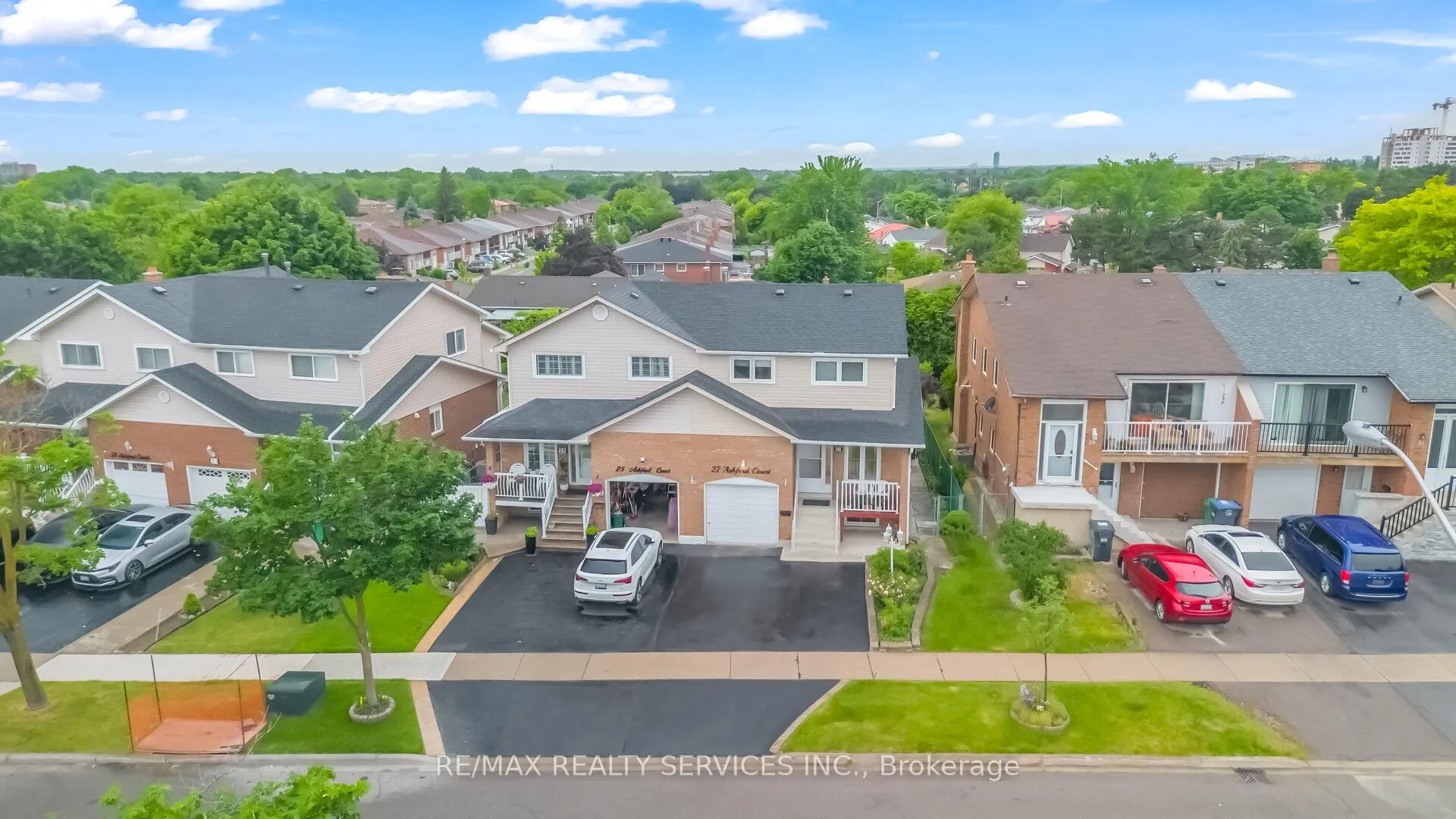 Photo 2 of 27 Ashford Court, Brampton, Brampton North — HOMEH