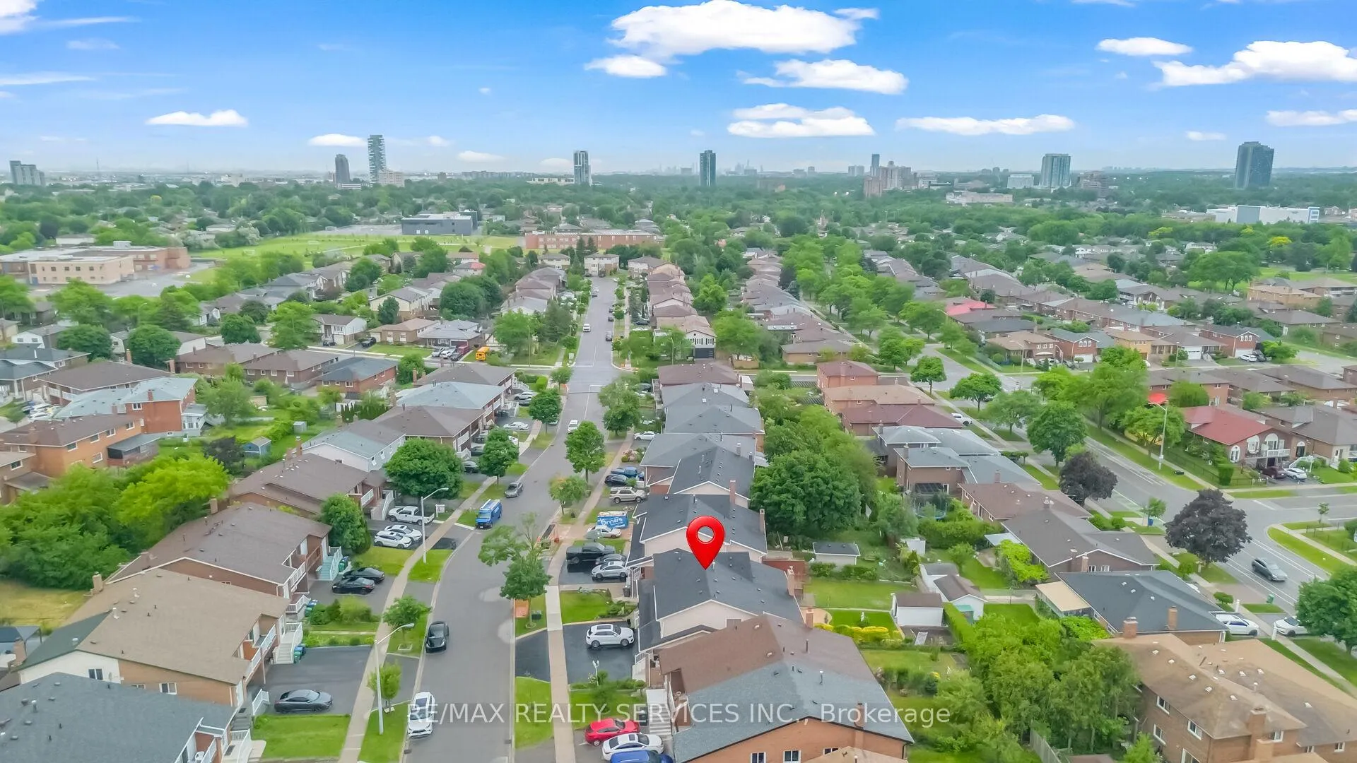 Photo 3 of 27 Ashford Court, Brampton, Brampton North — HOMEH