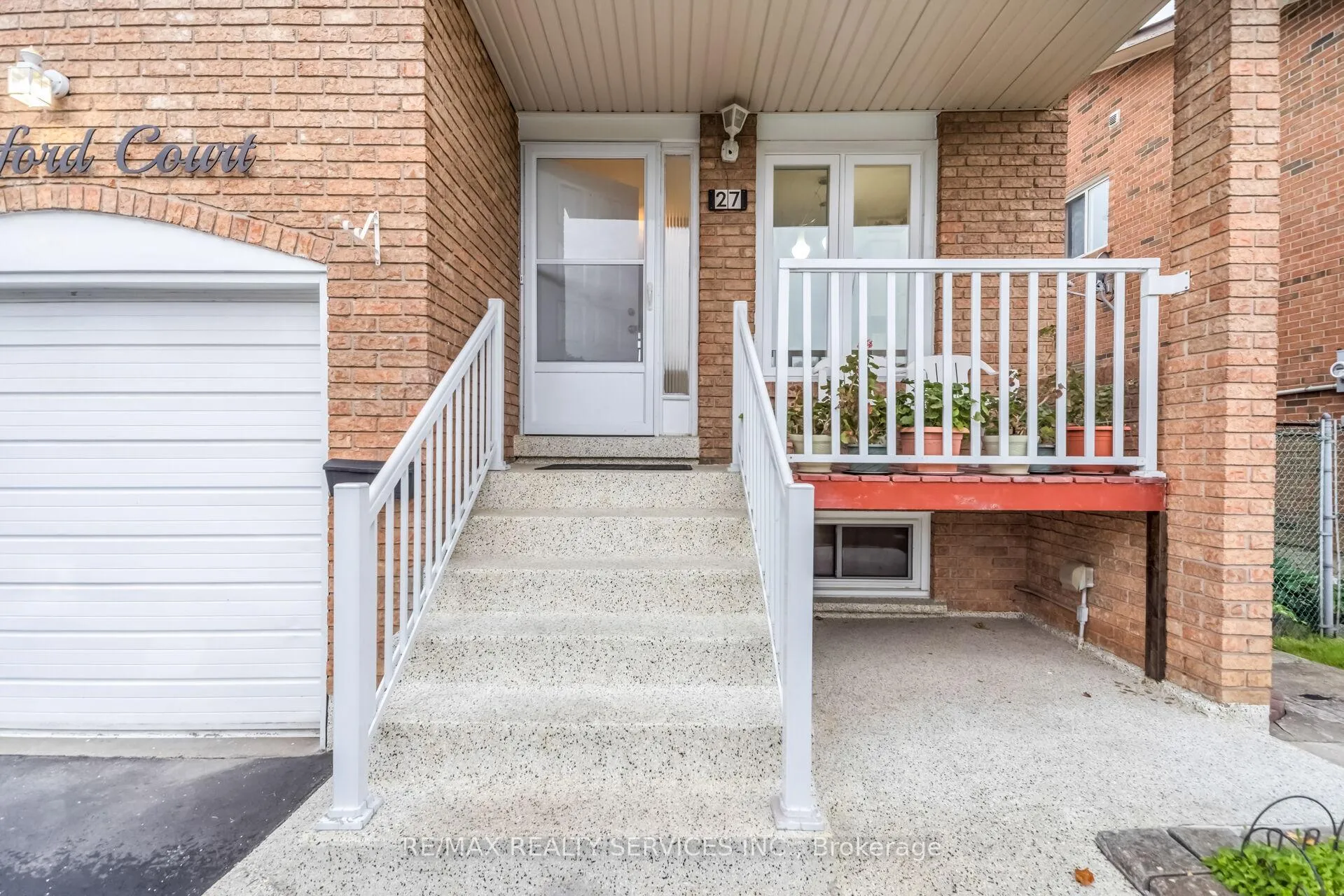 Photo 9 of 27 Ashford Court, Brampton, Brampton North — HOMEH