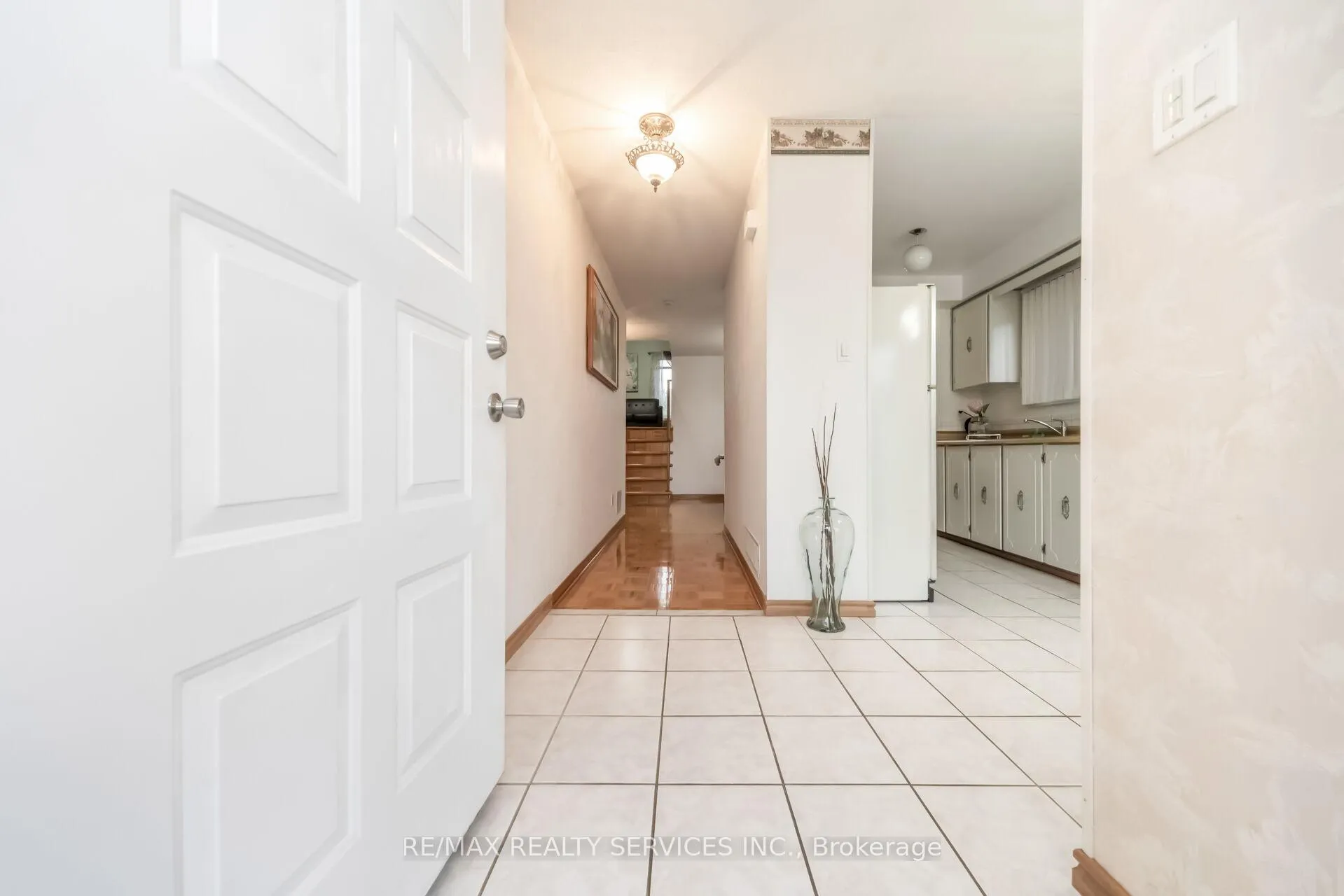 Photo 10 of 27 Ashford Court, Brampton, Brampton North — HOMEH