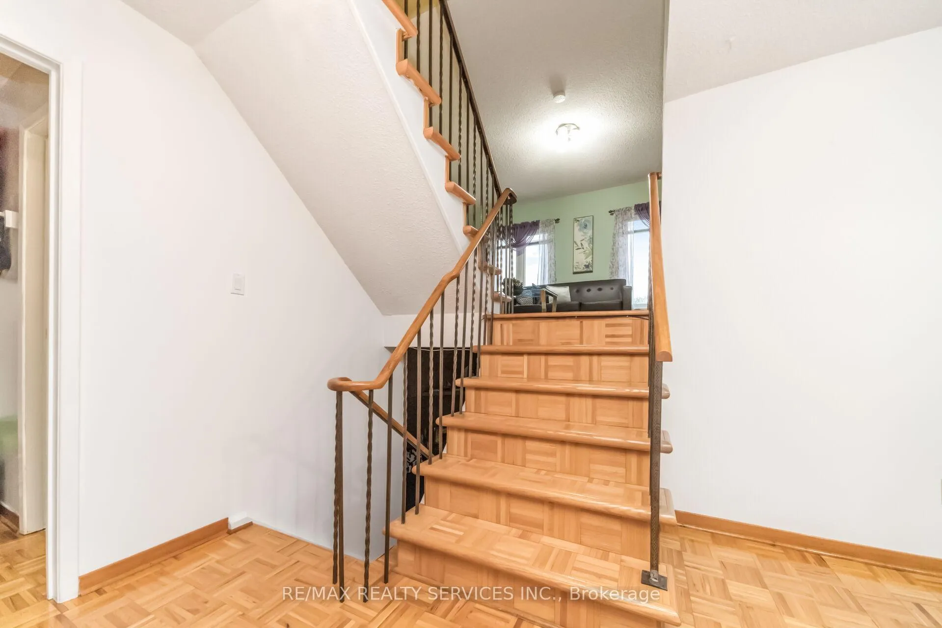 Photo 19 of 27 Ashford Court, Brampton, Brampton North — HOMEH