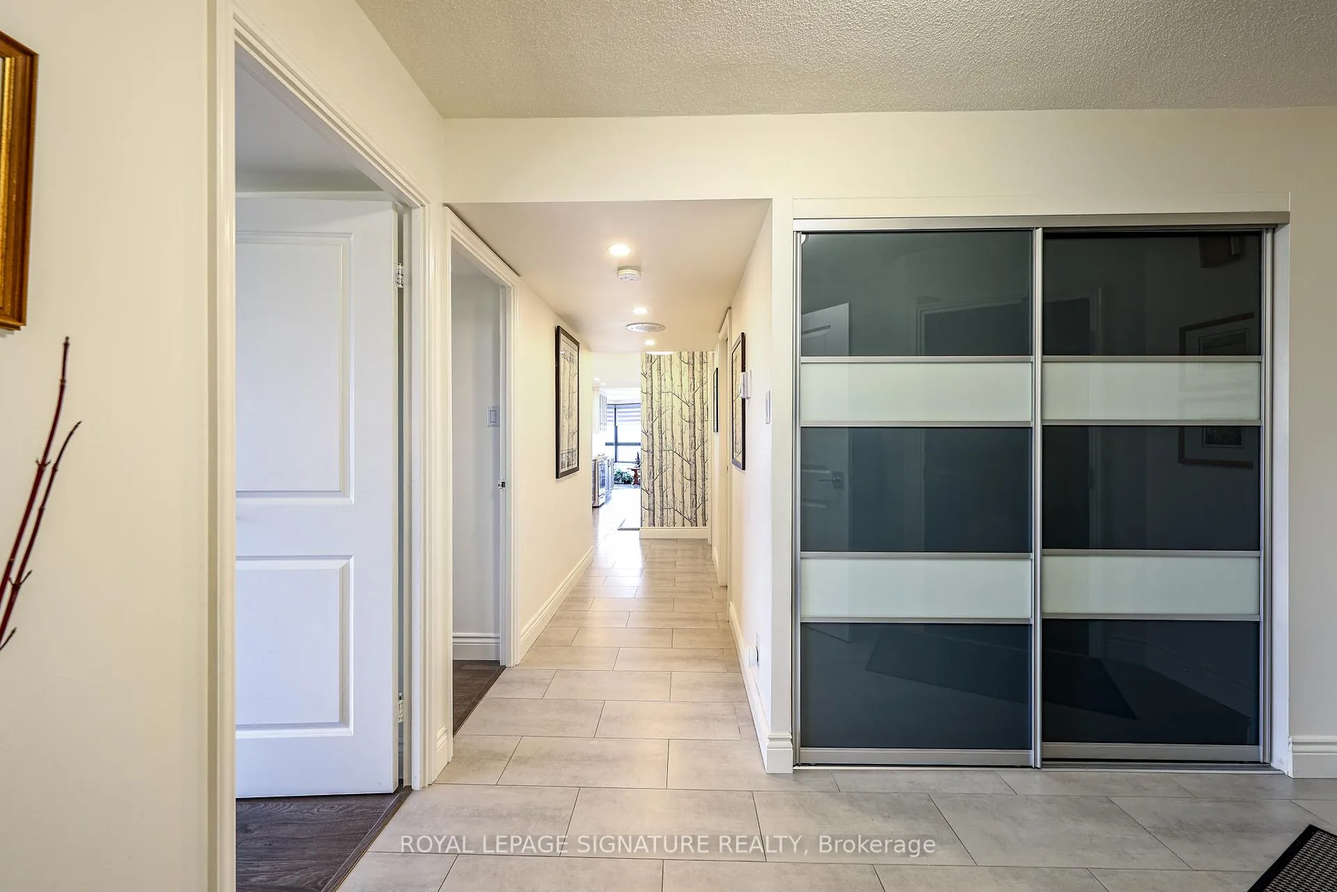 Photo 4 of Unit 907, 1300 Bloor Street, Mississauga, Applewood — HOMEH