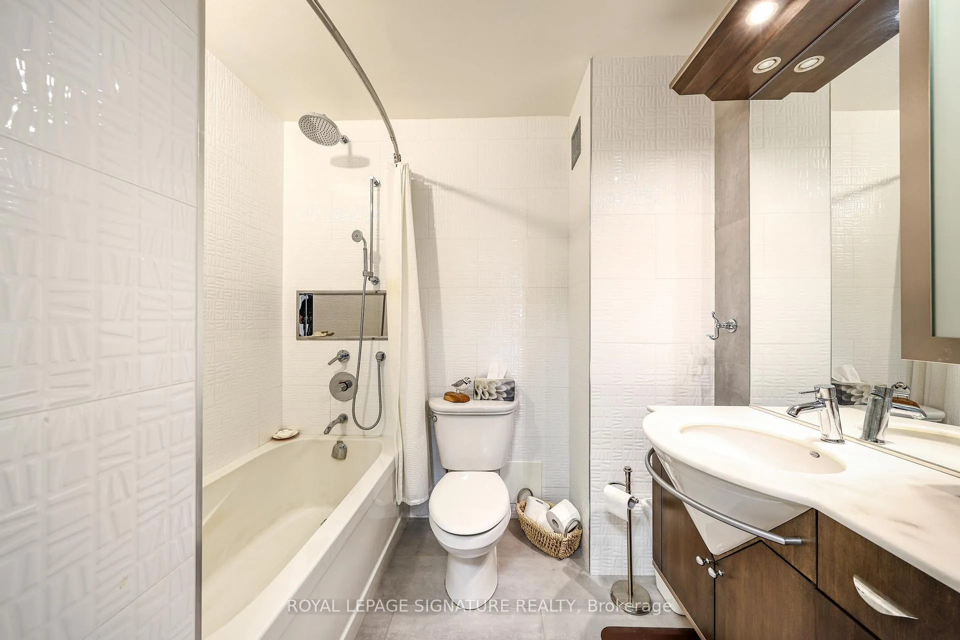 Photo 5 of Unit 907, 1300 Bloor Street, Mississauga, Applewood — HOMEH