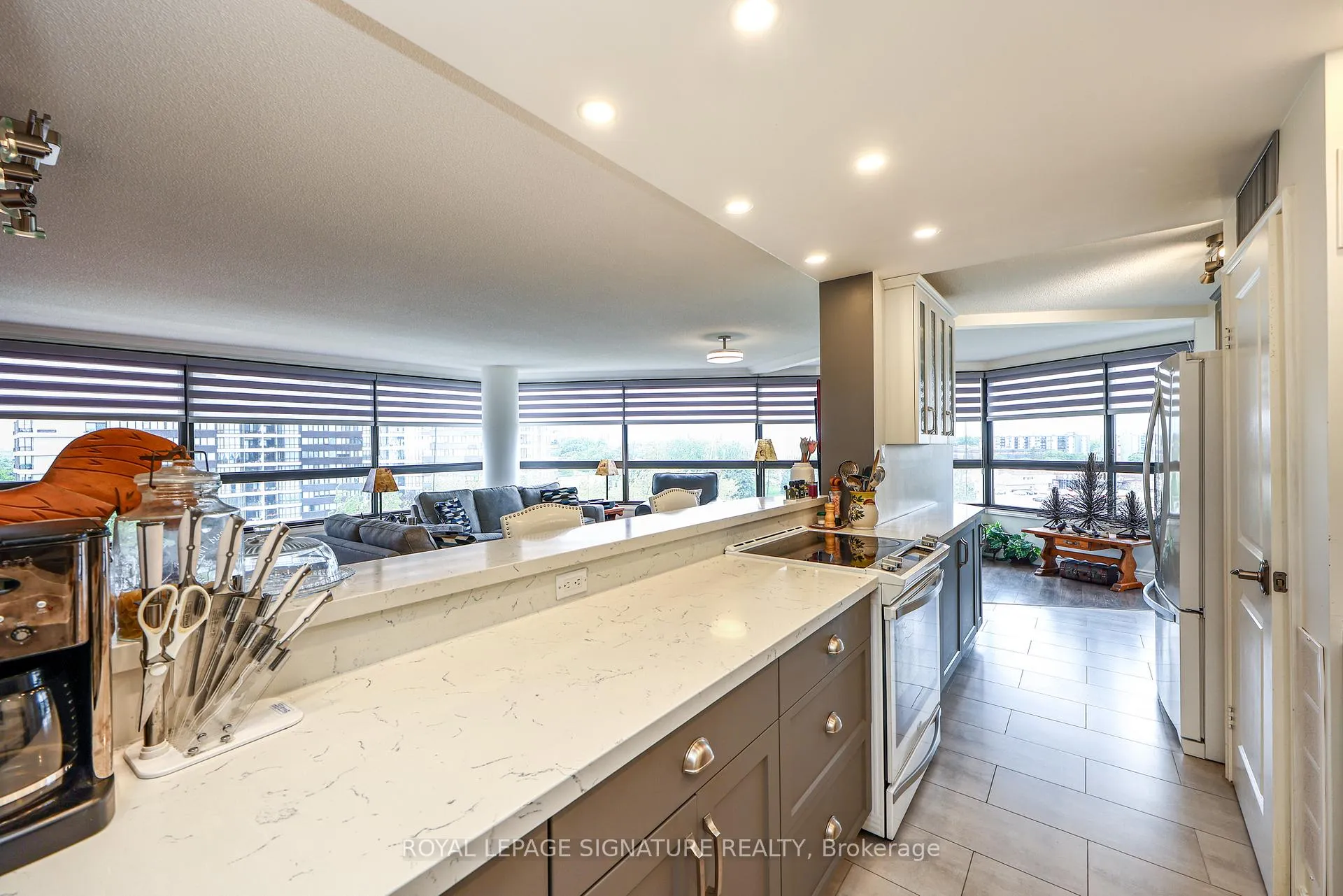Photo 10 of Unit 907, 1300 Bloor Street, Mississauga, Applewood — HOMEH