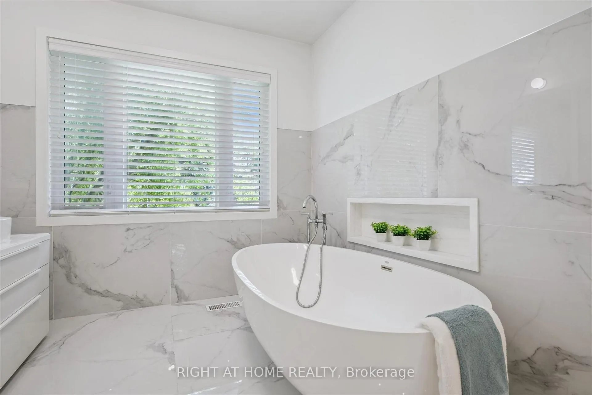 Photo 20 of 2486 Edenhurst Drive, Mississauga, Cooksville — HOMEH