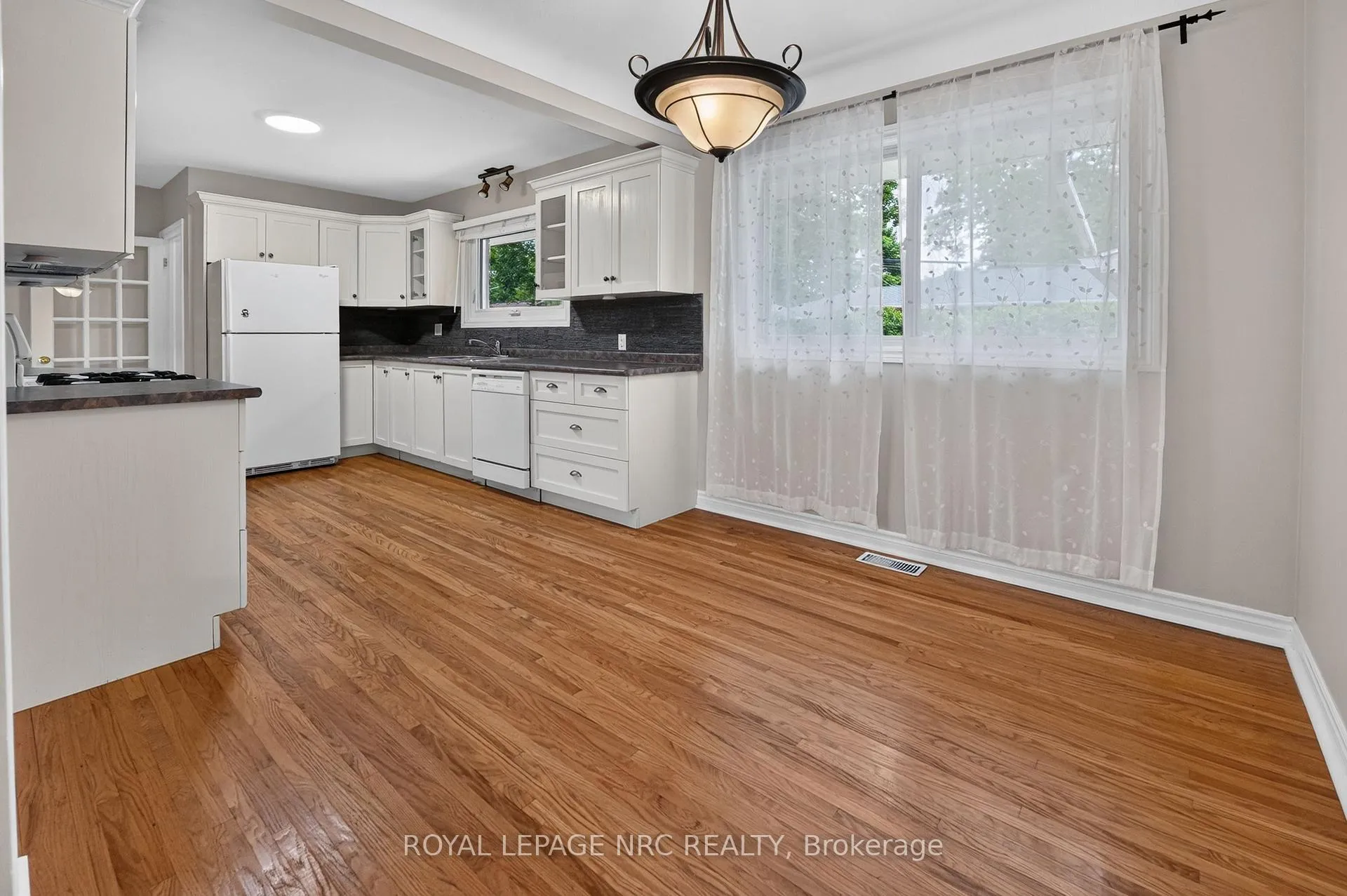 Photo 7 of 22 Mckenzie Street, St. Catharines, Bunting/Linwell — HOMEH