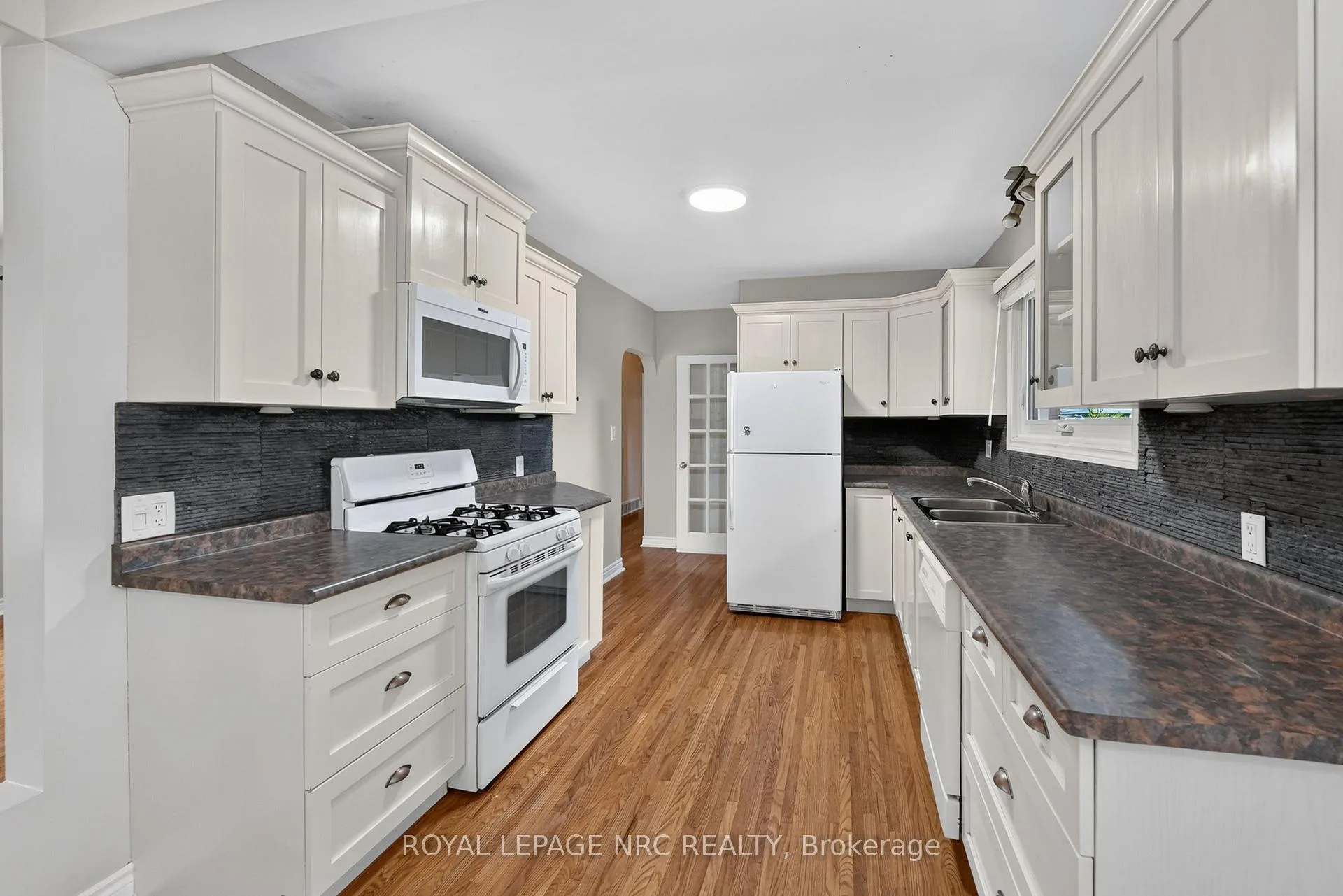 Photo 9 of 22 Mckenzie Street, St. Catharines, Bunting/Linwell — HOMEH