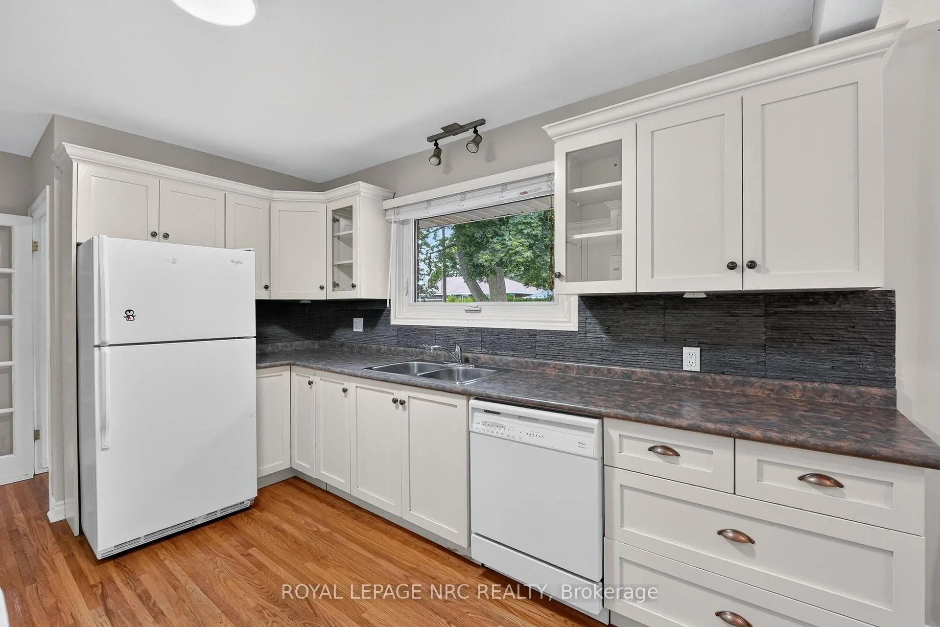 Photo 10 of 22 Mckenzie Street, St. Catharines, Bunting/Linwell — HOMEH