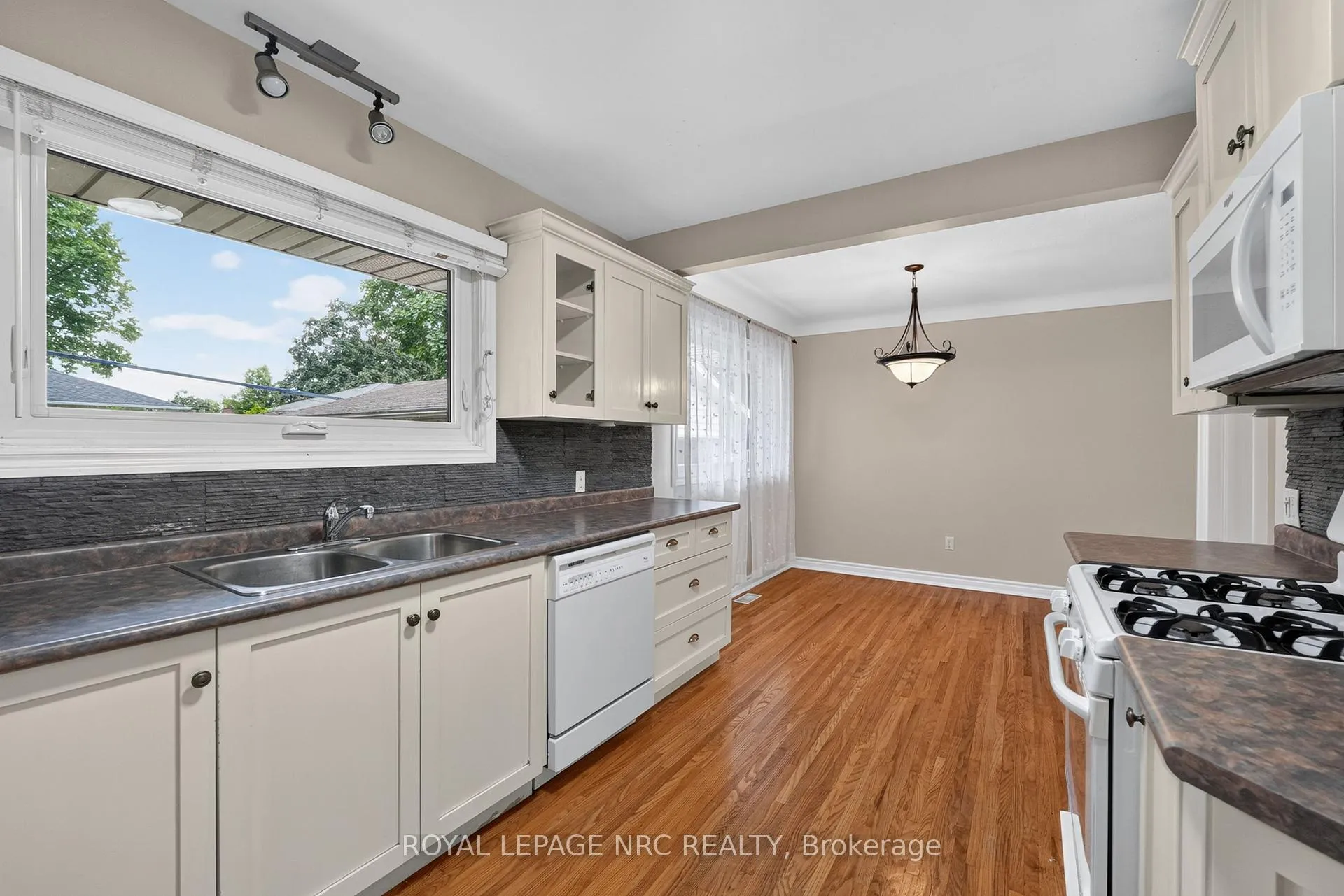Photo 12 of 22 Mckenzie Street, St. Catharines, Bunting/Linwell — HOMEH