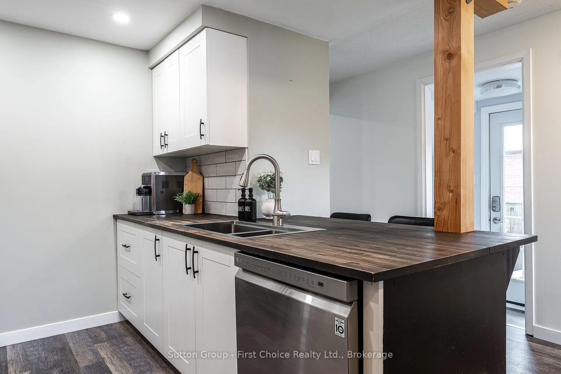 Photo 5 of 112 Kathryn Crescent, Stratford — HOMEH