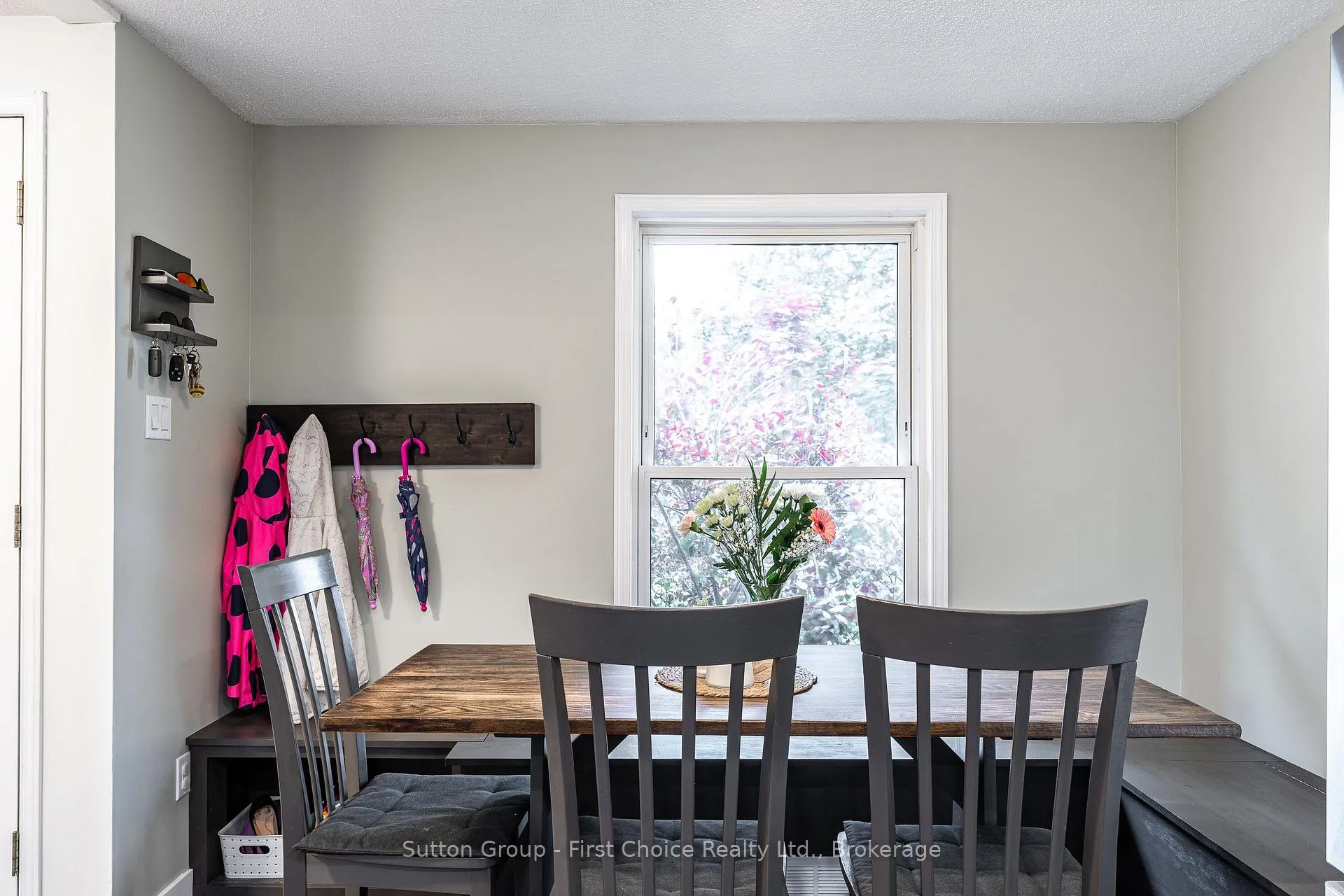 Photo 11 of 112 Kathryn Crescent, Stratford — HOMEH