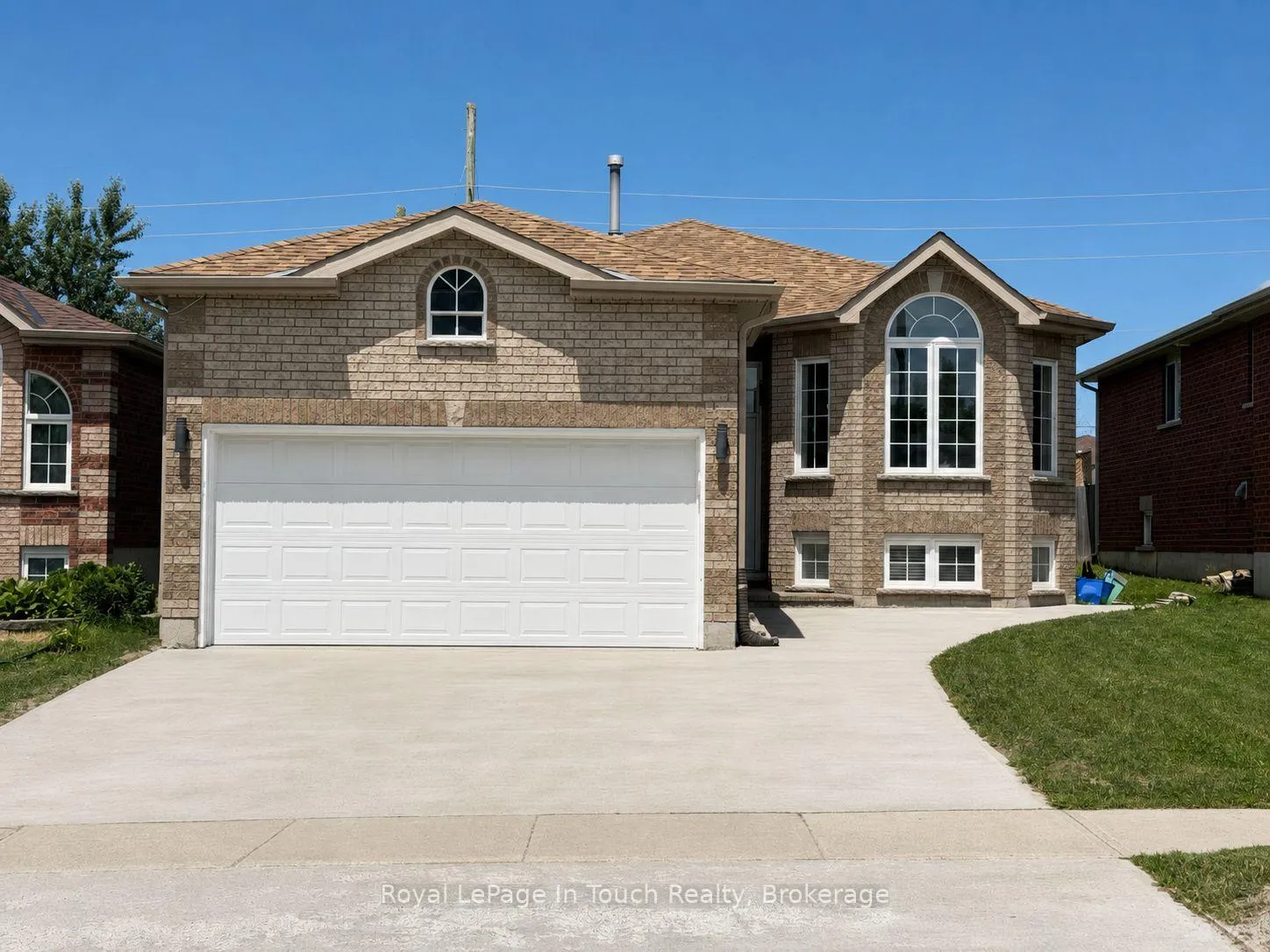Photo 2 of 4 Danielle Crescent, Barrie, Painswick South — HOMEH