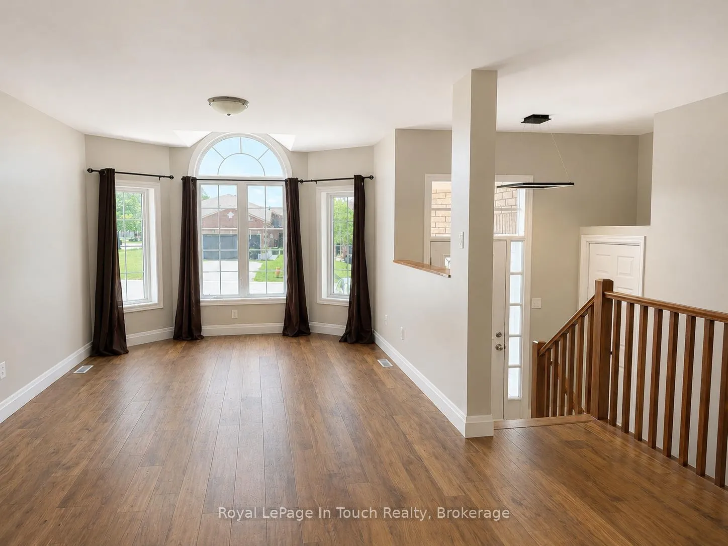 Photo 3 of 4 Danielle Crescent, Barrie, Painswick South — HOMEH