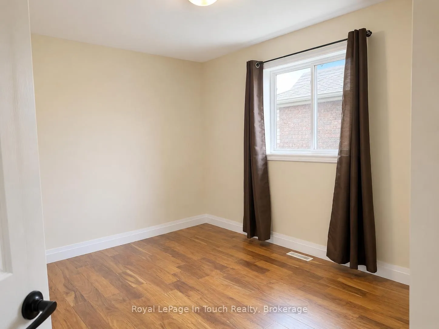 Photo 5 of 4 Danielle Crescent, Barrie, Painswick South — HOMEH