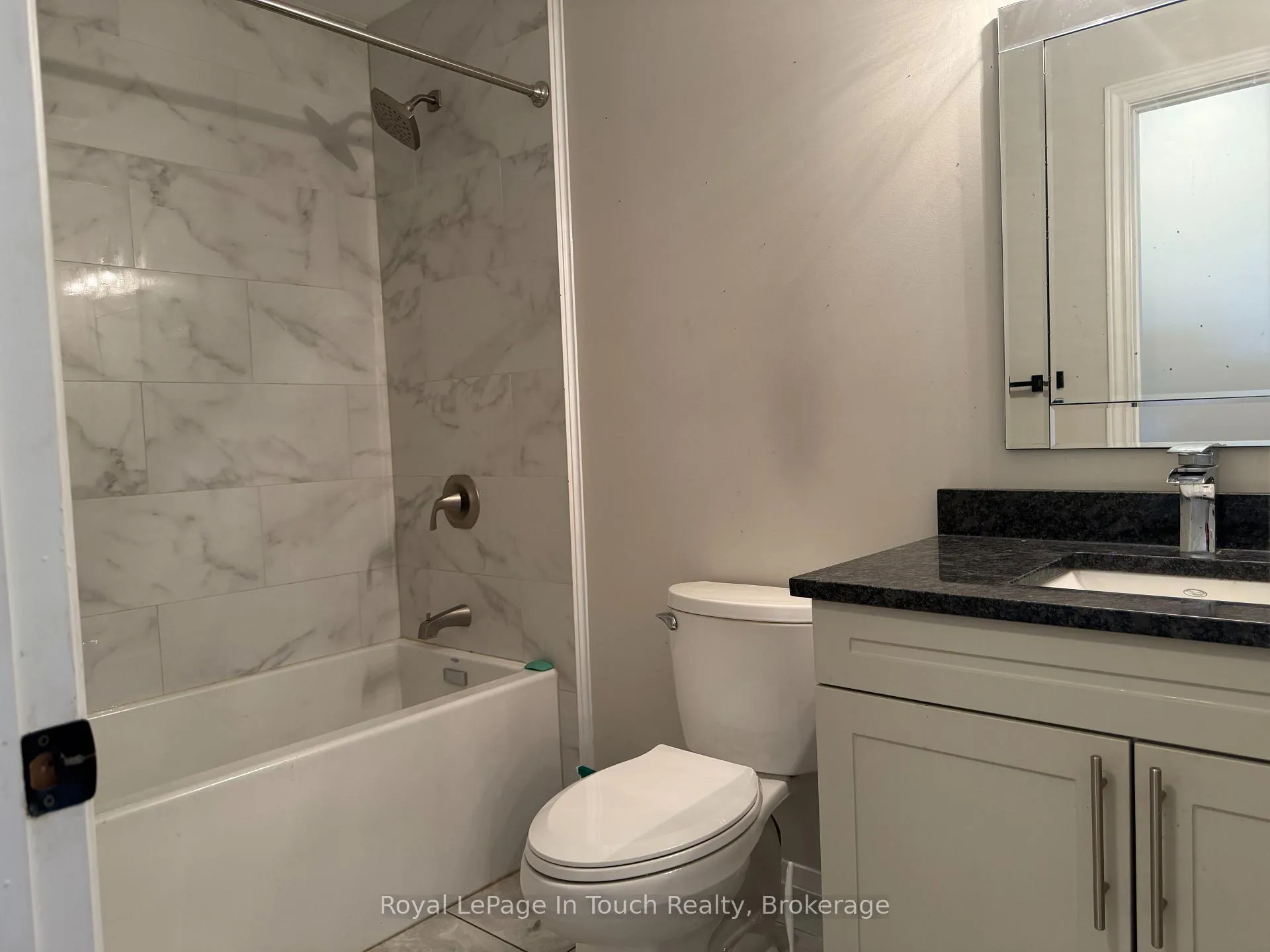 Photo 7 of 4 Danielle Crescent, Barrie, Painswick South — HOMEH