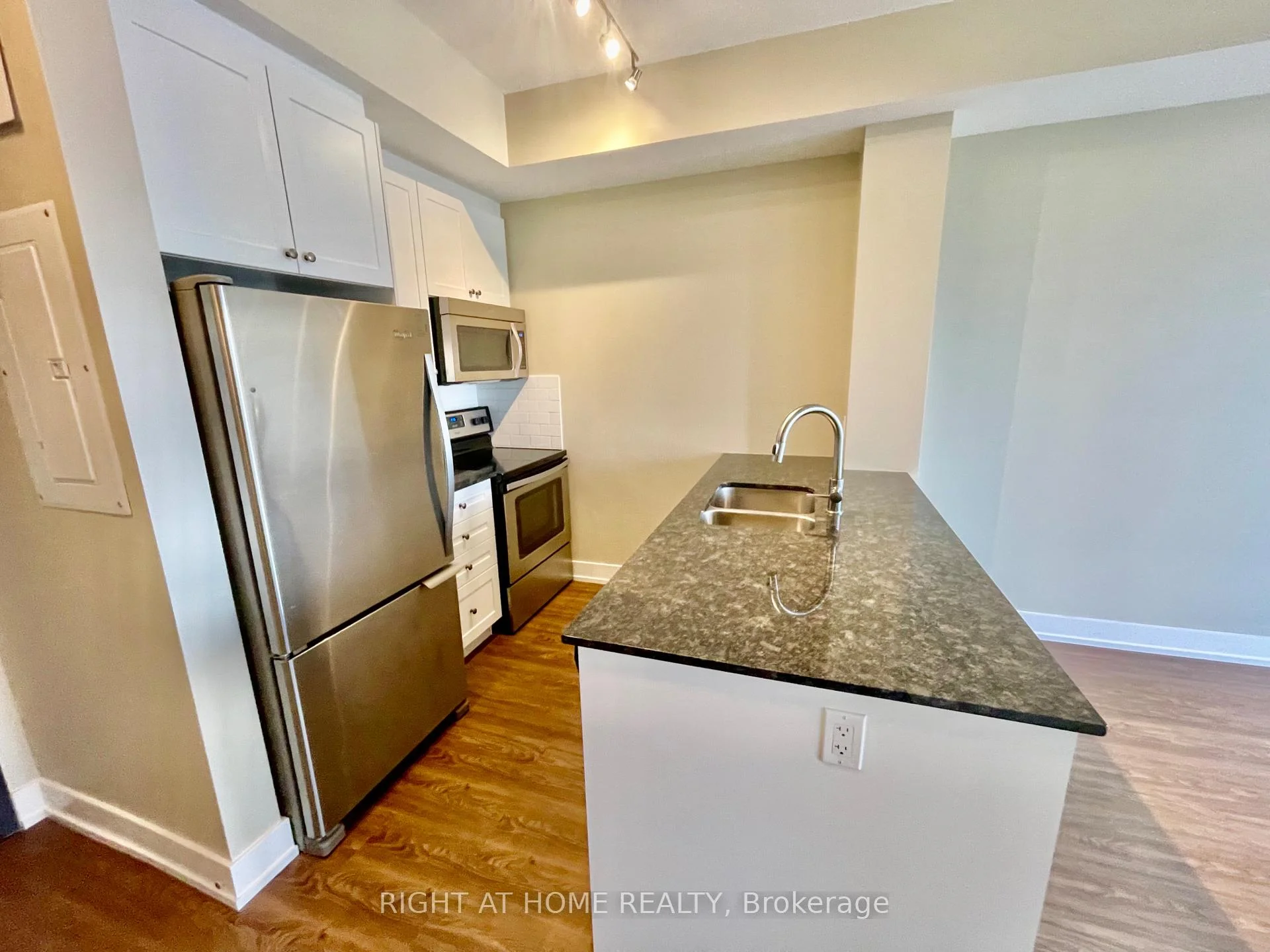 Photo 10 of Unit 708, 118 Holmwood Avenue, Ottawa, Glebe — HOMEH