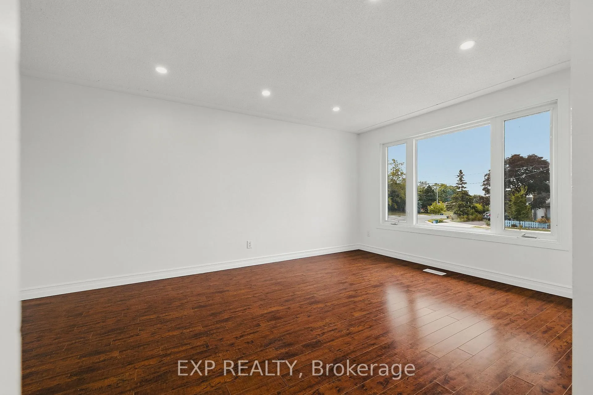 Photo 3 of 310 Southill Drive, Kitchener, Chicopee/Freeport — HOMEH