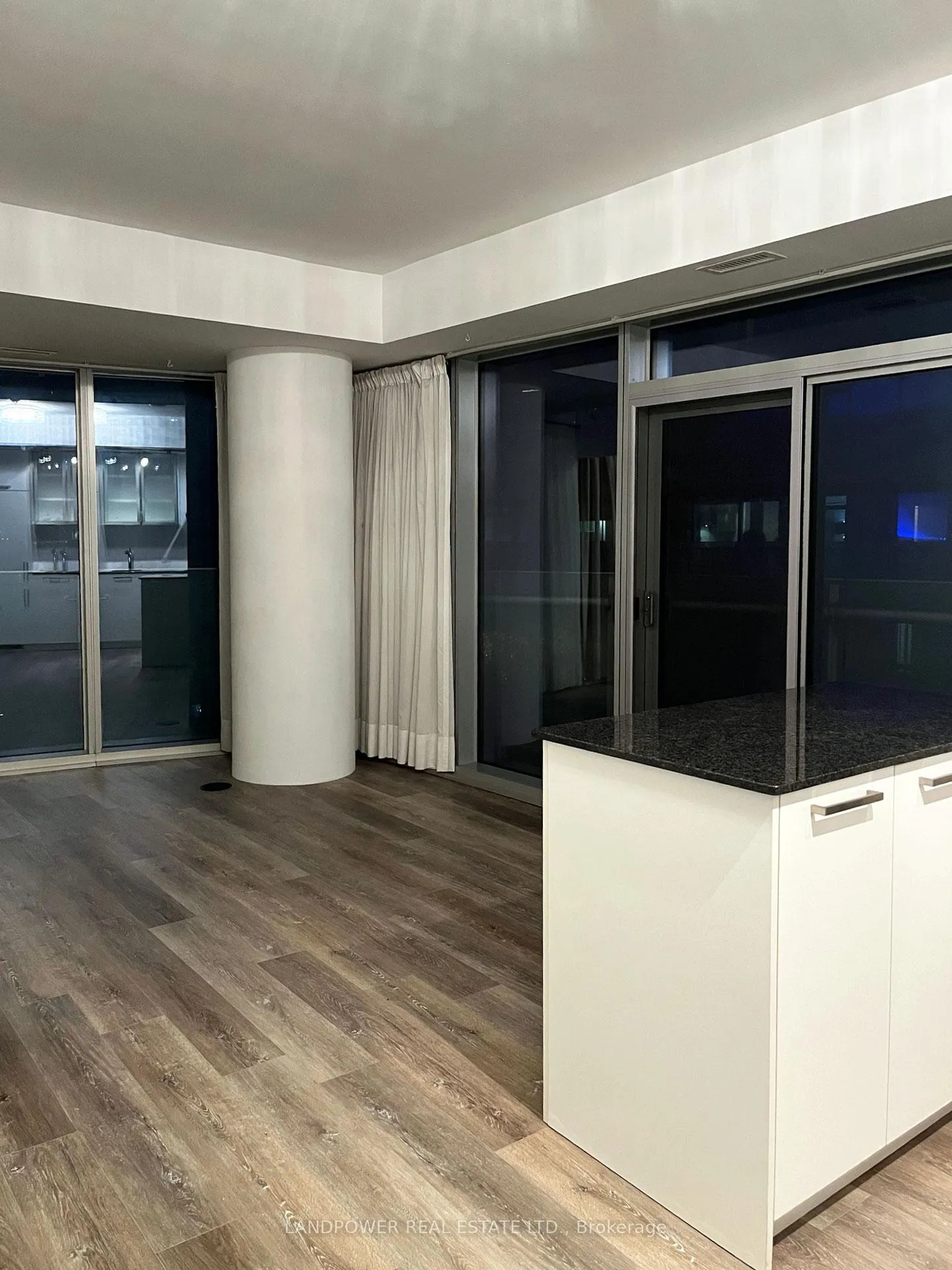 Photo 3 of Unit 1010, 12 York Street, Toronto, Waterfront Communities — HOMEH