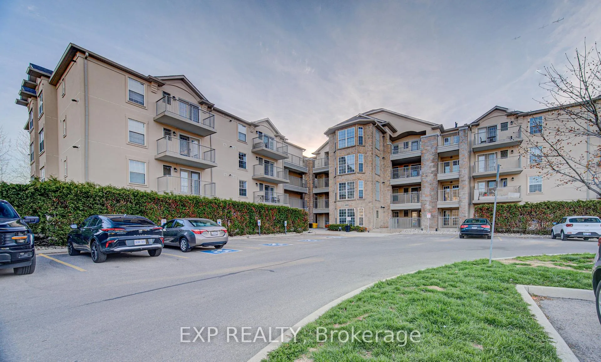 Photo 2 of Unit 106, 1490 Bishops Gate, Oakville, Glen Abbey — HOMEH